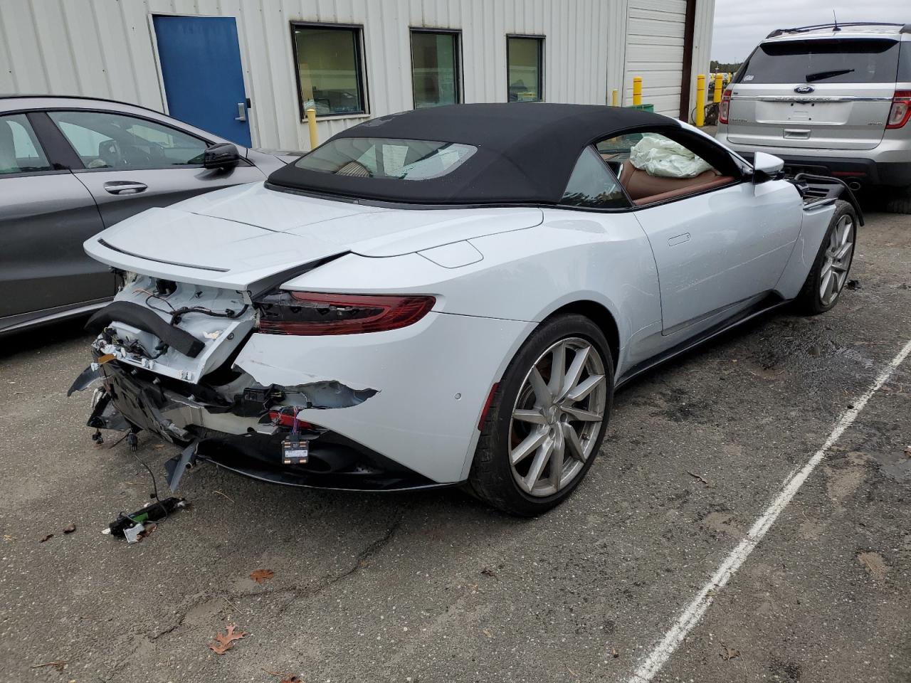 2020 Aston Martin Db11  Белый vin: SCFRMFCW3LGM08827