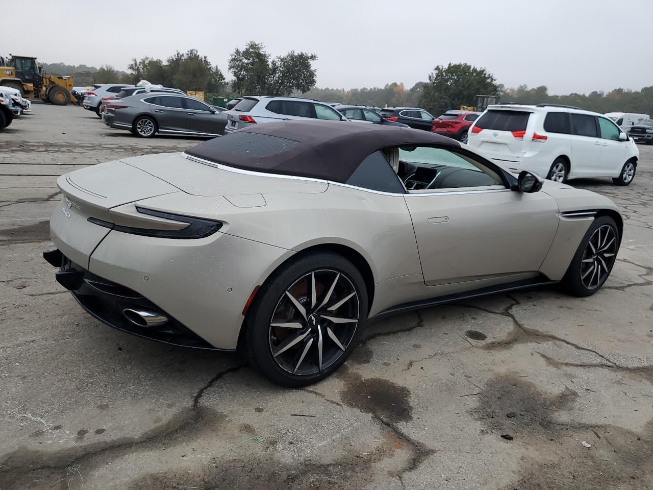 2020 Aston Martin Db11  Gold vin: SCFRMFCW5LGM08456