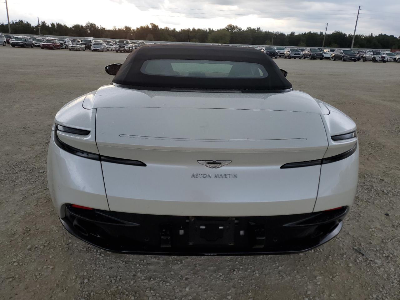 2020 Aston Martin Db11  White vin: SCFRMFCWXLGM09361