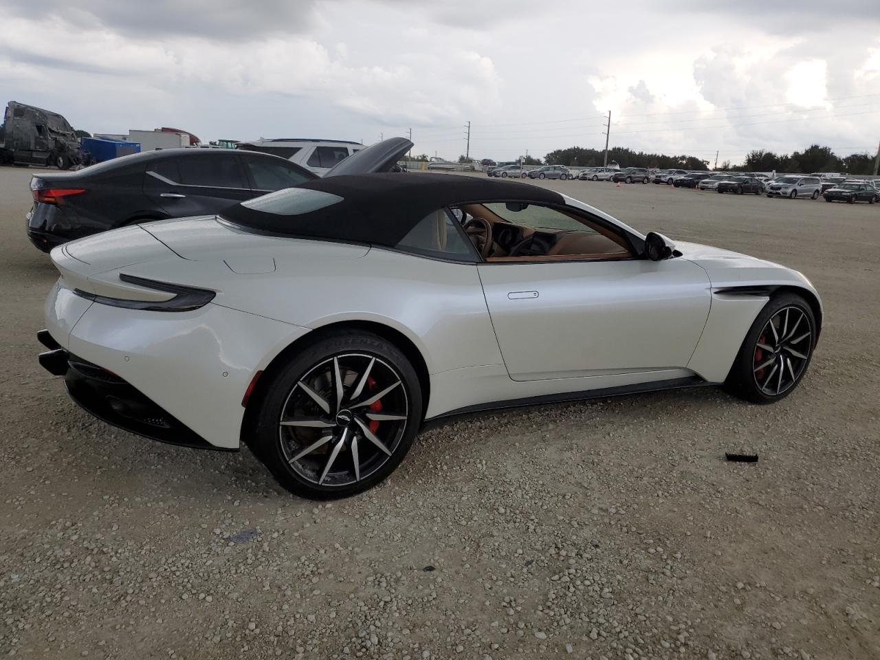 2020 Aston Martin Db11  White vin: SCFRMFCWXLGM09361