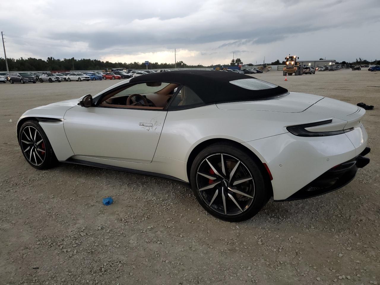 2020 Aston Martin Db11  White vin: SCFRMFCWXLGM09361