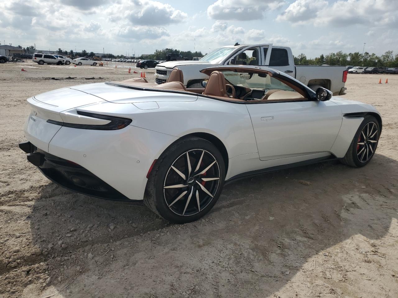 2020 Aston Martin Db11  Белый vin: SCFRMFCWXLGM09361