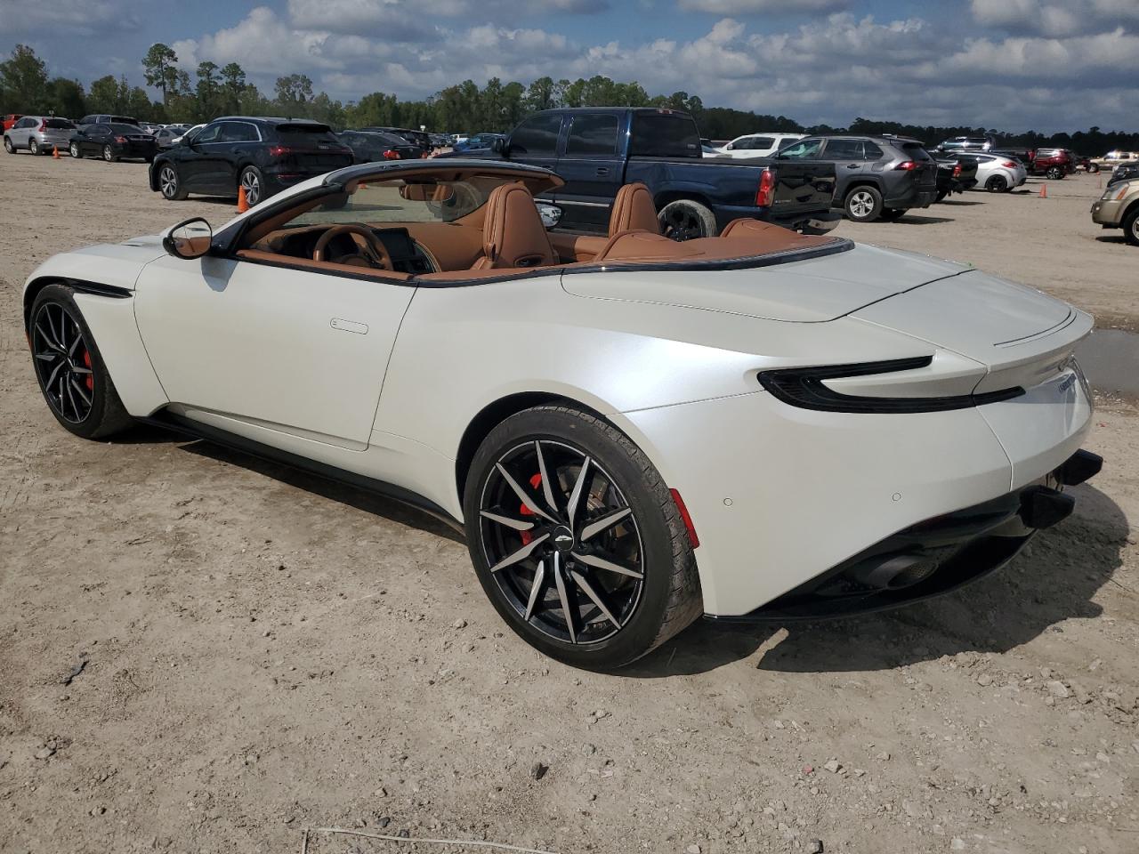 2020 Aston Martin Db11  Белый vin: SCFRMFCWXLGM09361