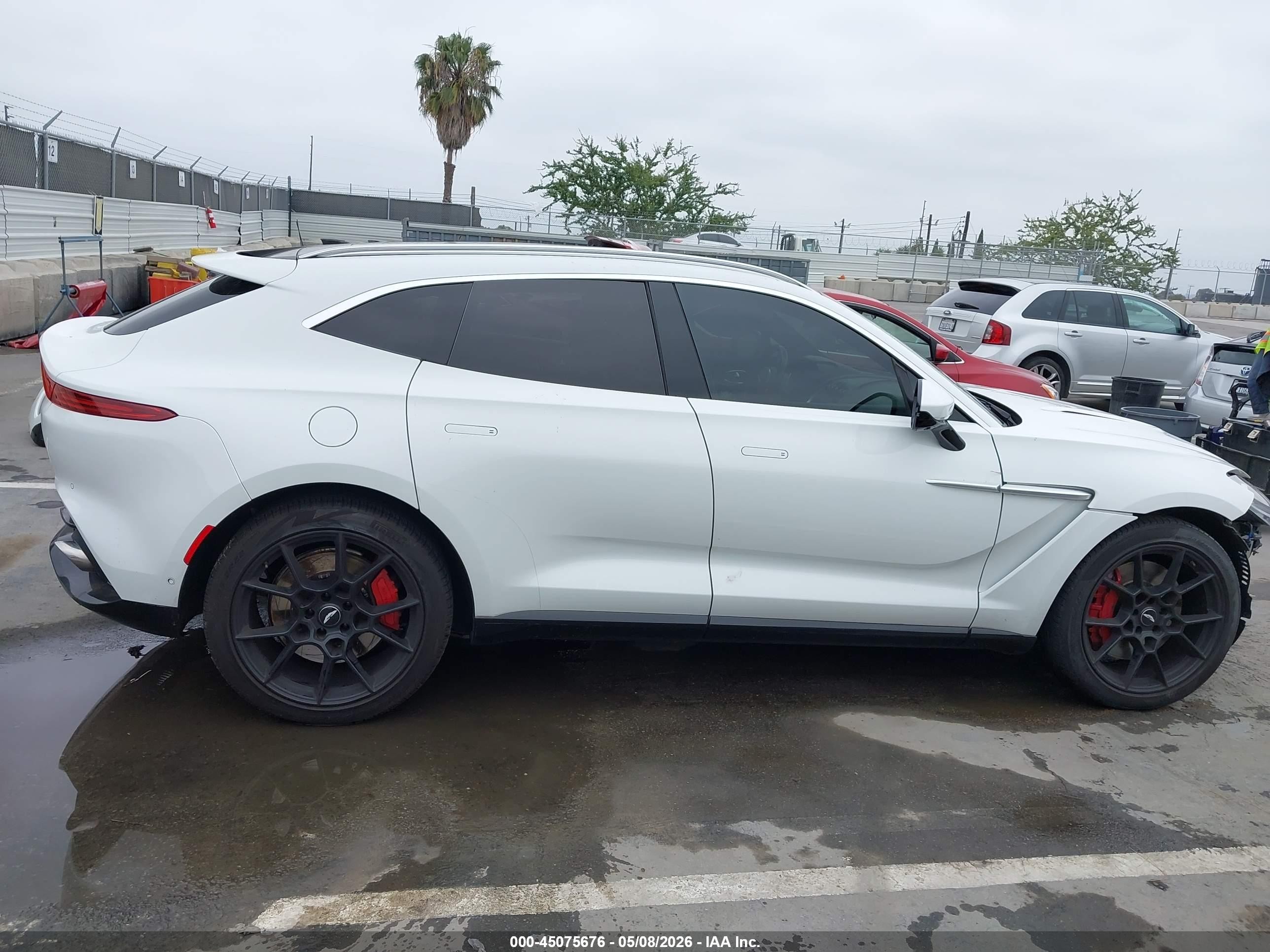 2021 Aston Martin Dbx   Белый vin: SCFVUJAW5MTV03886