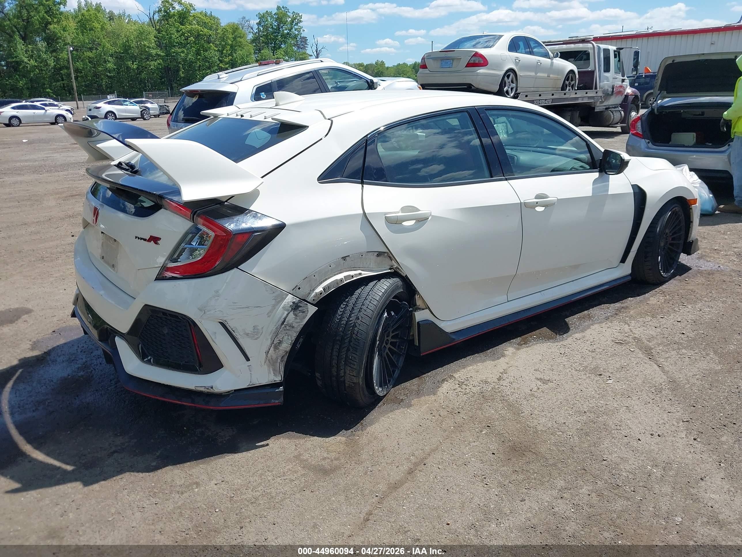 2018 Honda Civic Type R Touring White vin: SHHFK8G75JU203733