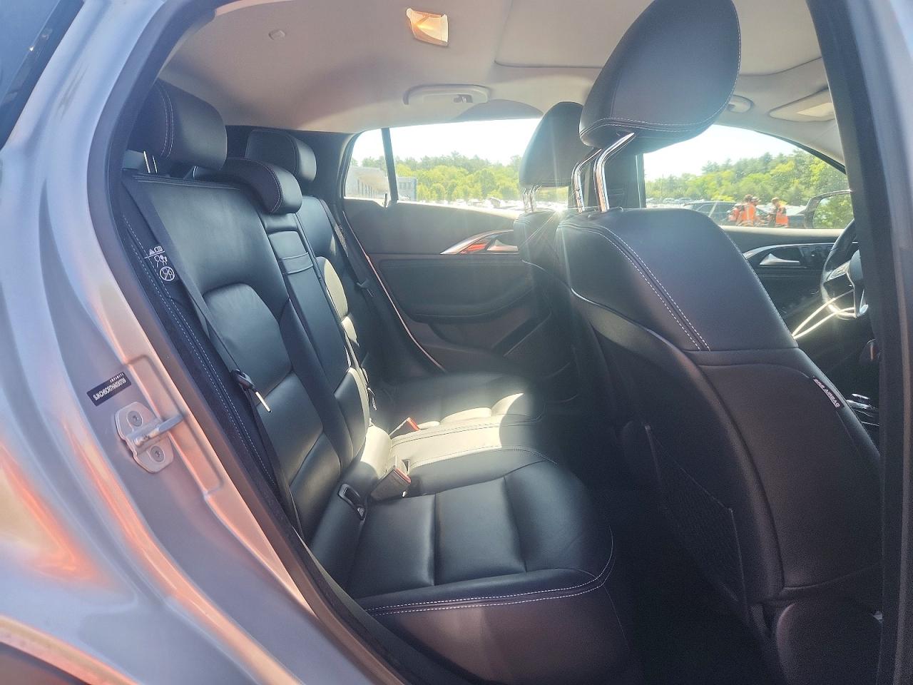 2017 Infiniti Qx30 Premium Silver vin: SJKCH5CR7HA030709