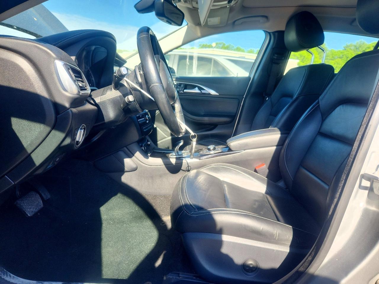 2017 Infiniti Qx30 Premium Silver vin: SJKCH5CR7HA030709