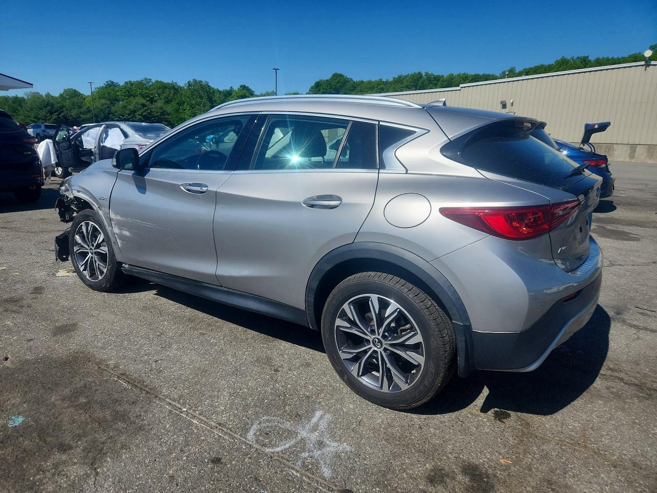 2017 Infiniti Qx30 Premium Silver vin: SJKCH5CR7HA030709