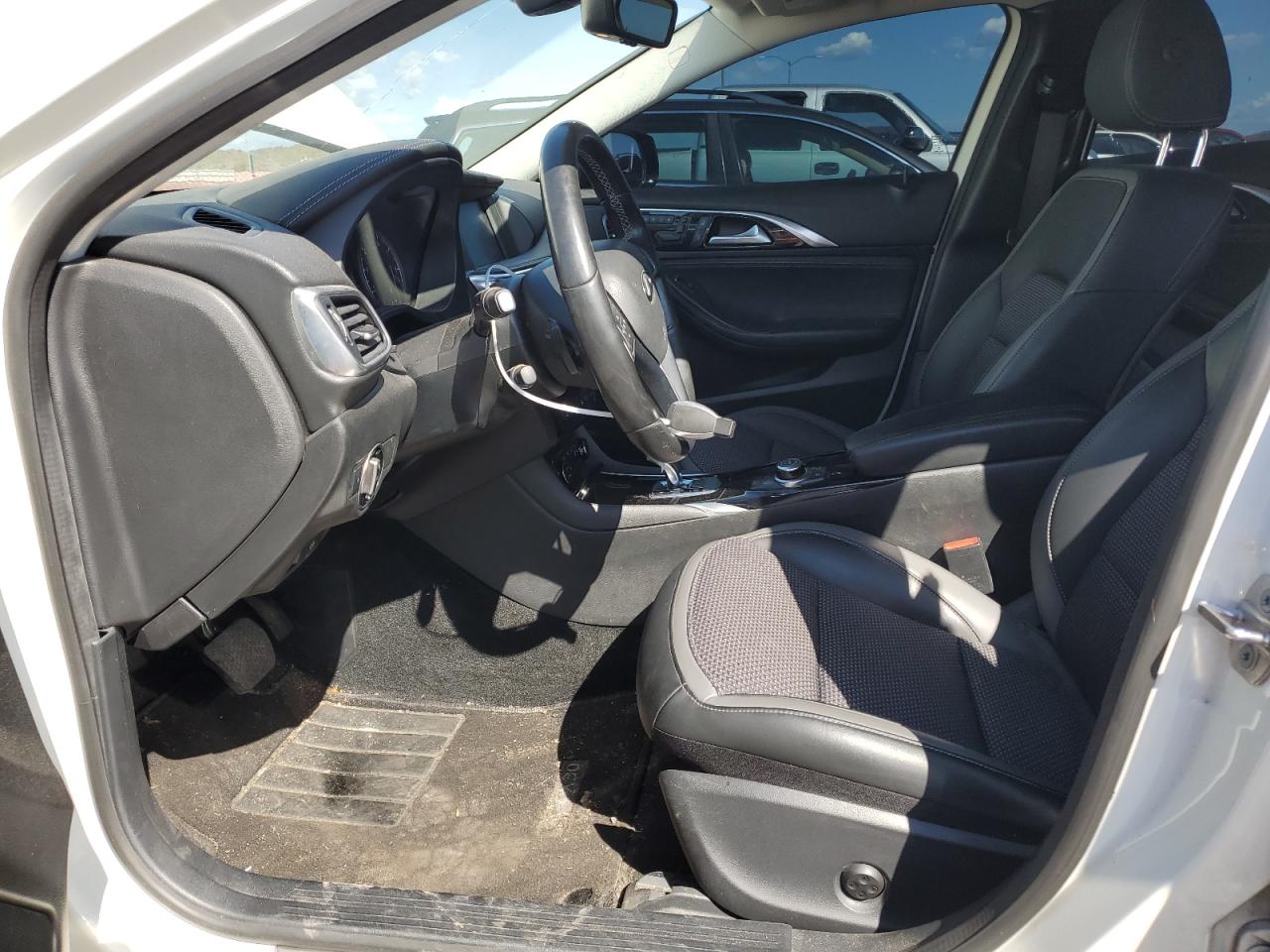 2019 Infiniti Qx30 Luxe White vin: SJKCH5CR7KA010967