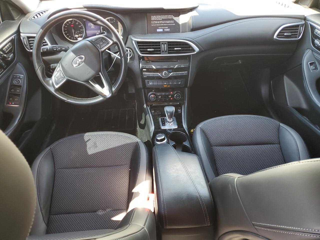 2019 Infiniti Qx30 Luxe White vin: SJKCH5CR7KA010967