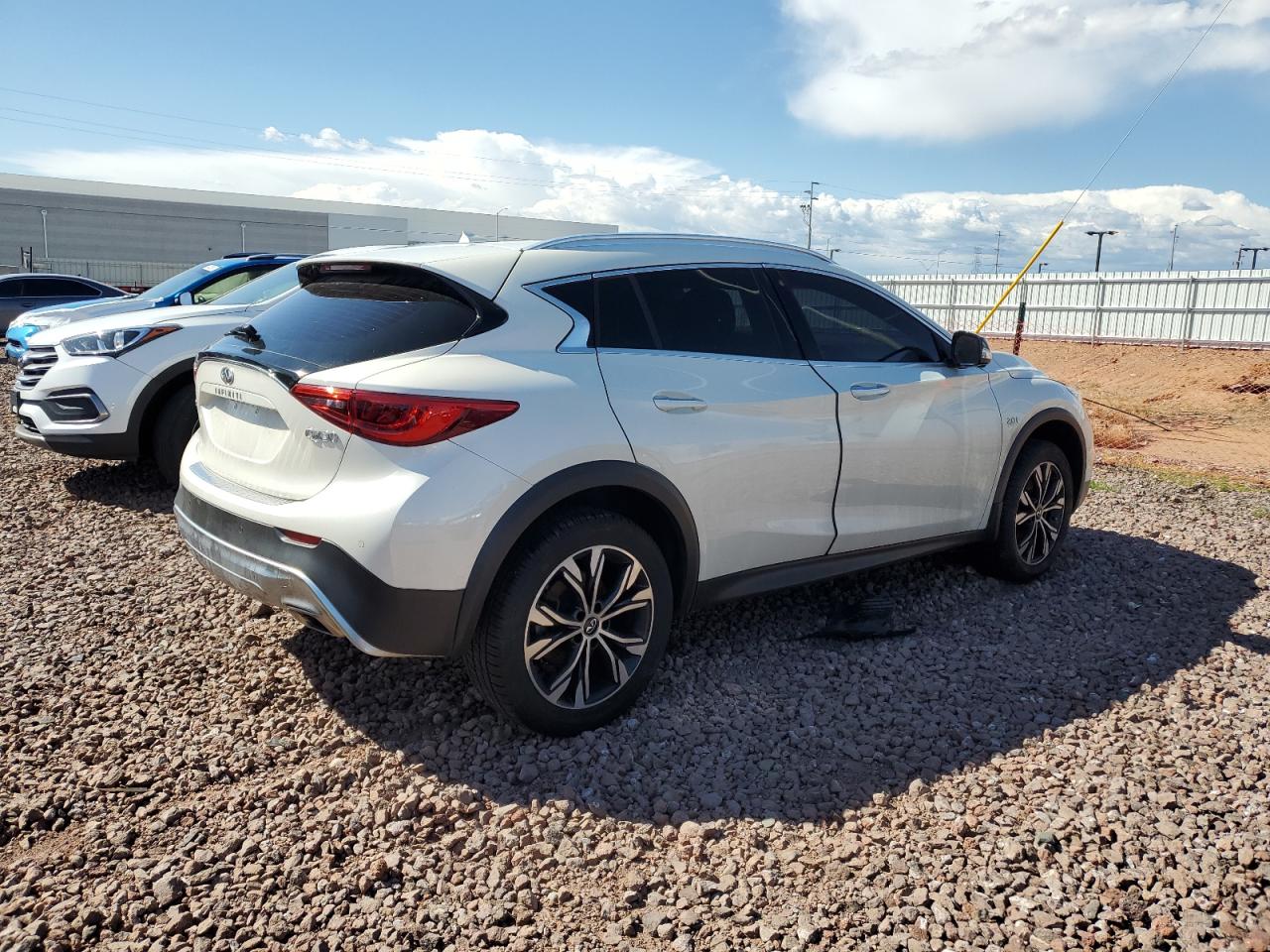 2019 Infiniti Qx30 Luxe White vin: SJKCH5CR7KA010967