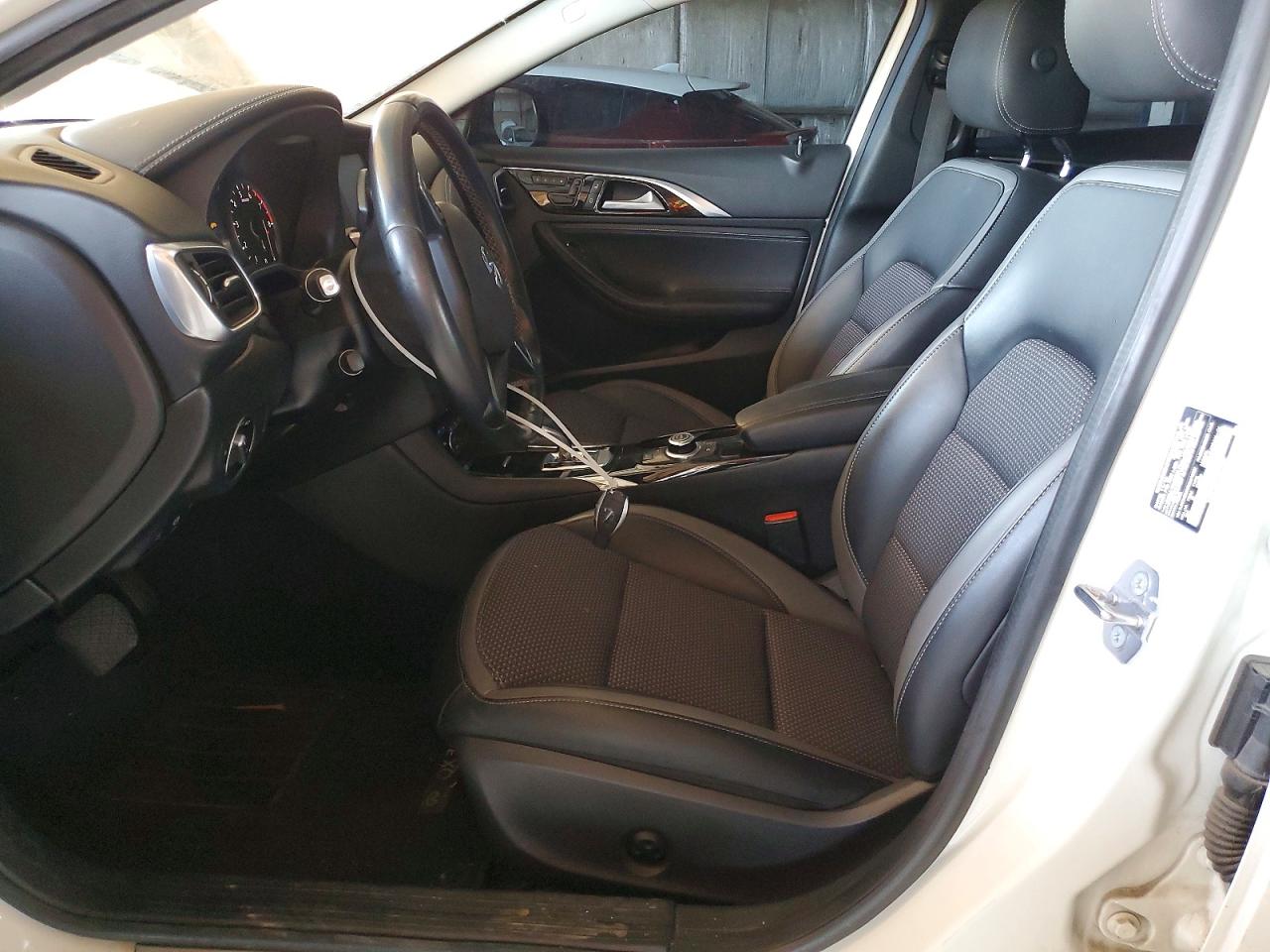 2019 Infiniti Qx30 Luxe White vin: SJKCH5CR7KA010967