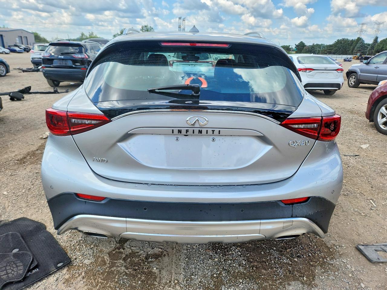 2019 Infiniti Qx30 Luxe Silver vin: SJKCH5CR9KA009061