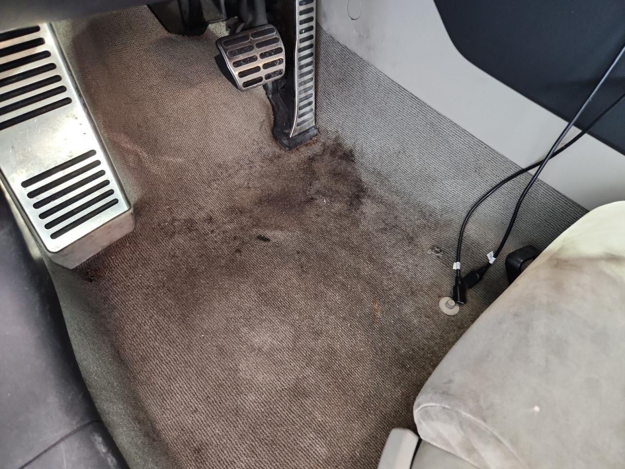 2009 Audi Tt Gray vin: TRUAF38J691018730 Damage: Left Front Carpet, Stained, Permanent