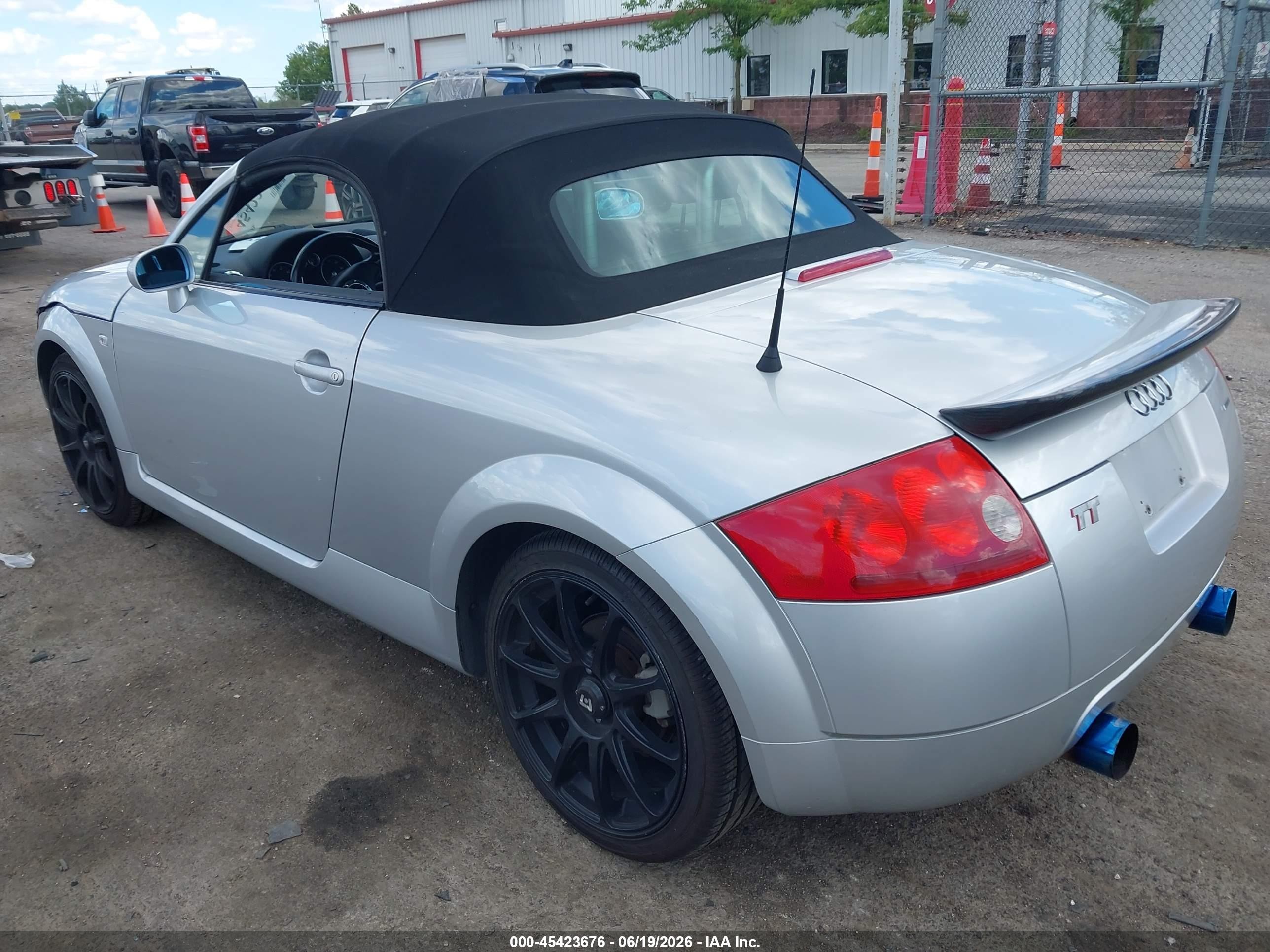 2001 Audi Tt   Silver vin: TRUUT28N811007462