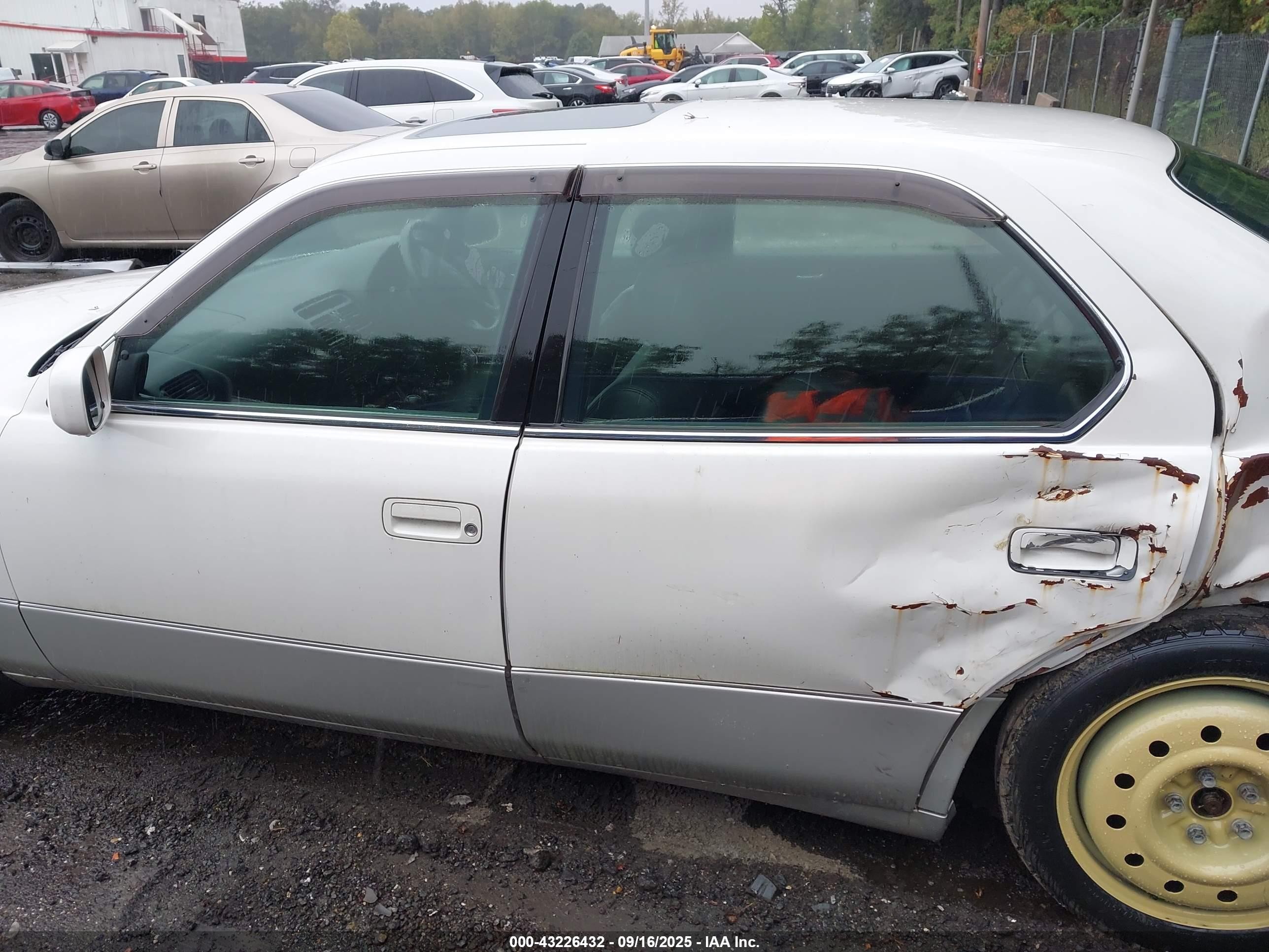 1997 Toyota Celsior   White vin: UCF200083940     