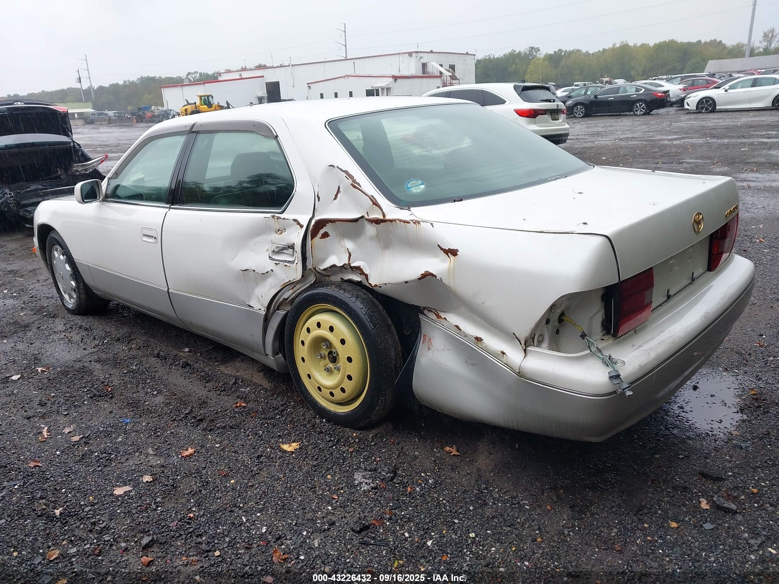 1997 Toyota Celsior   White vin: UCF200083940     