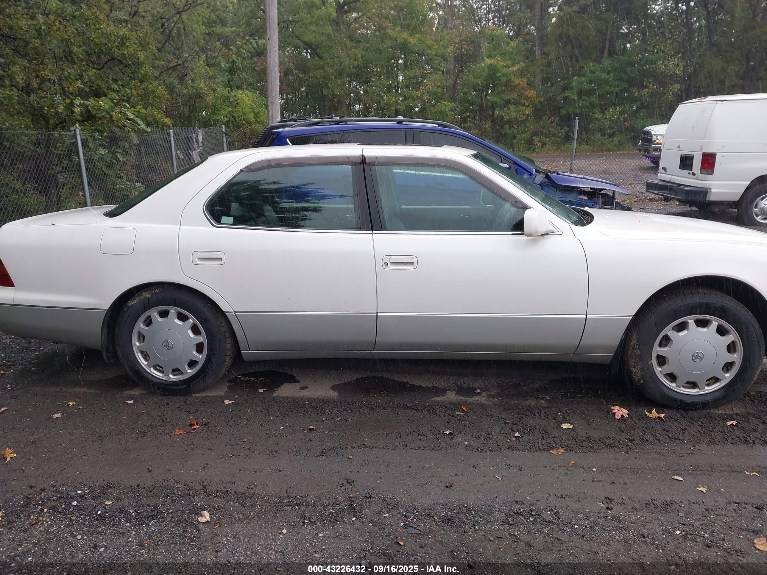 1997 Toyota Celsior   White vin: UCF200083940     