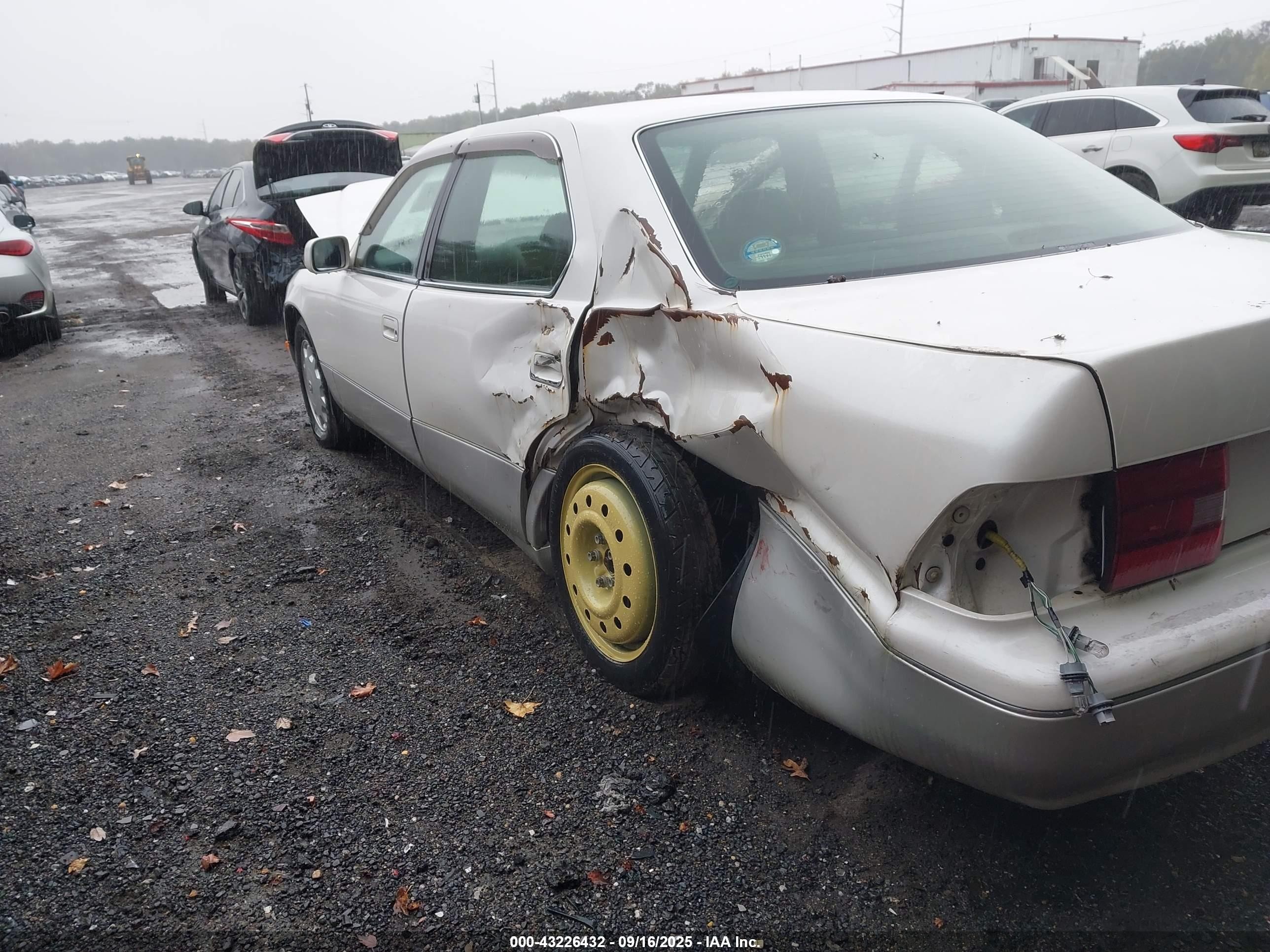 1997 Toyota Celsior   White vin: UCF200083940     