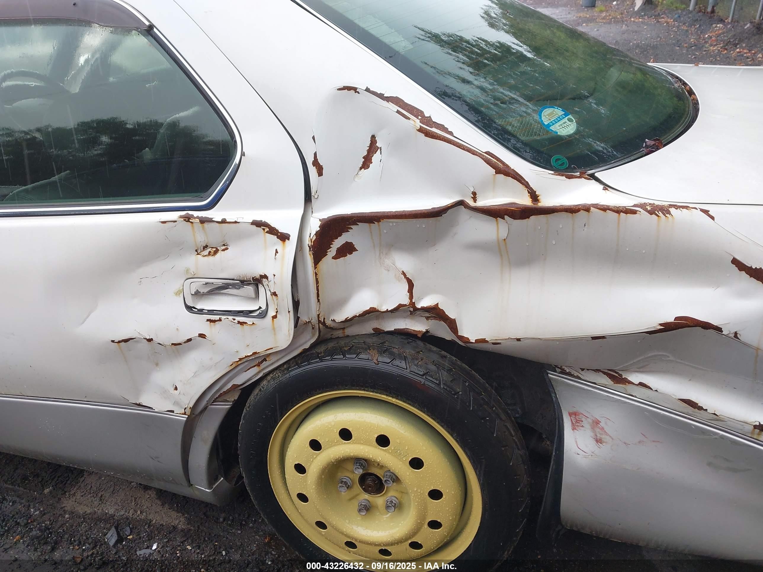 1997 Toyota Celsior   White vin: UCF200083940     