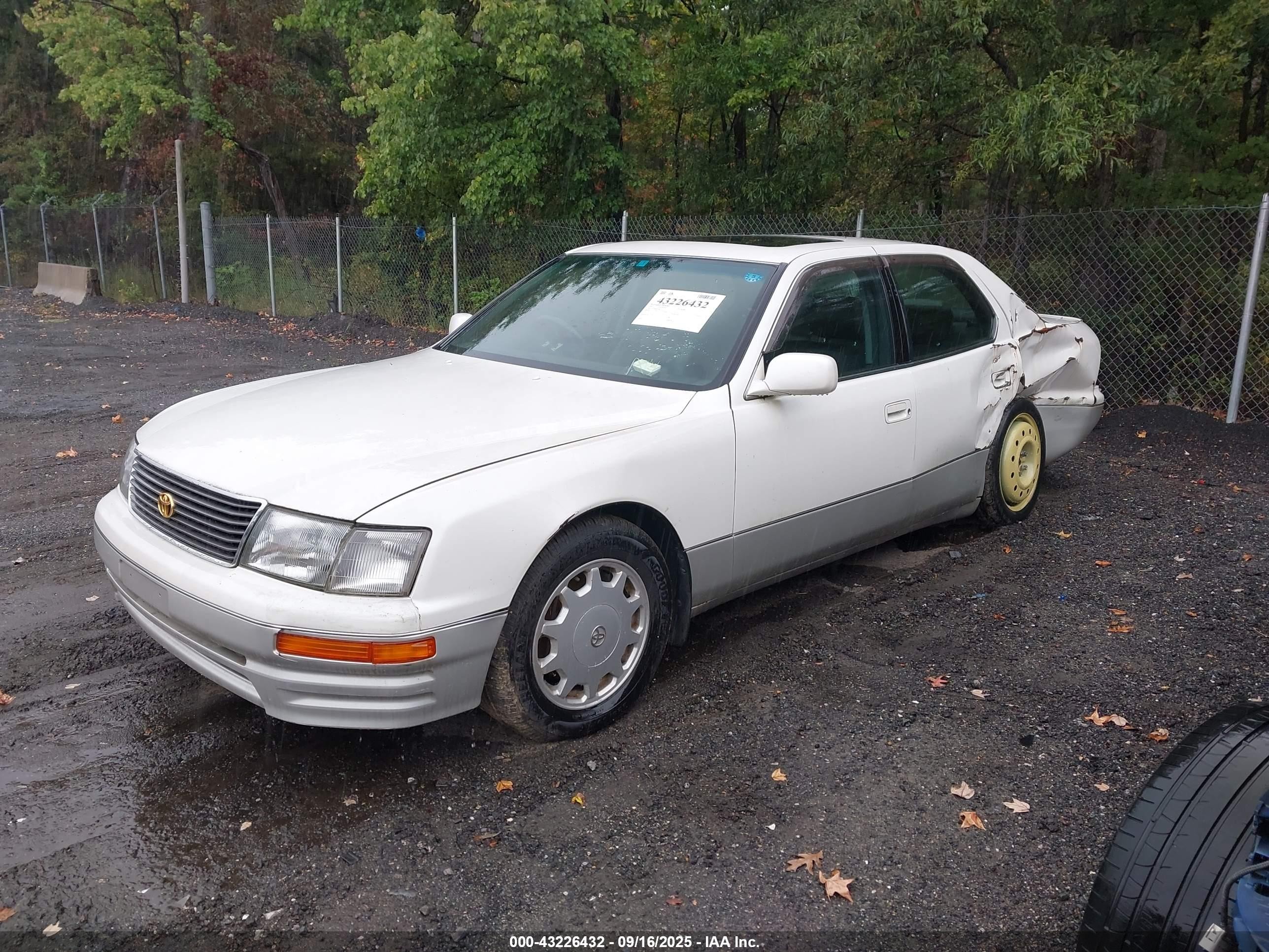 1997 Toyota Celsior   White vin: UCF200083940     