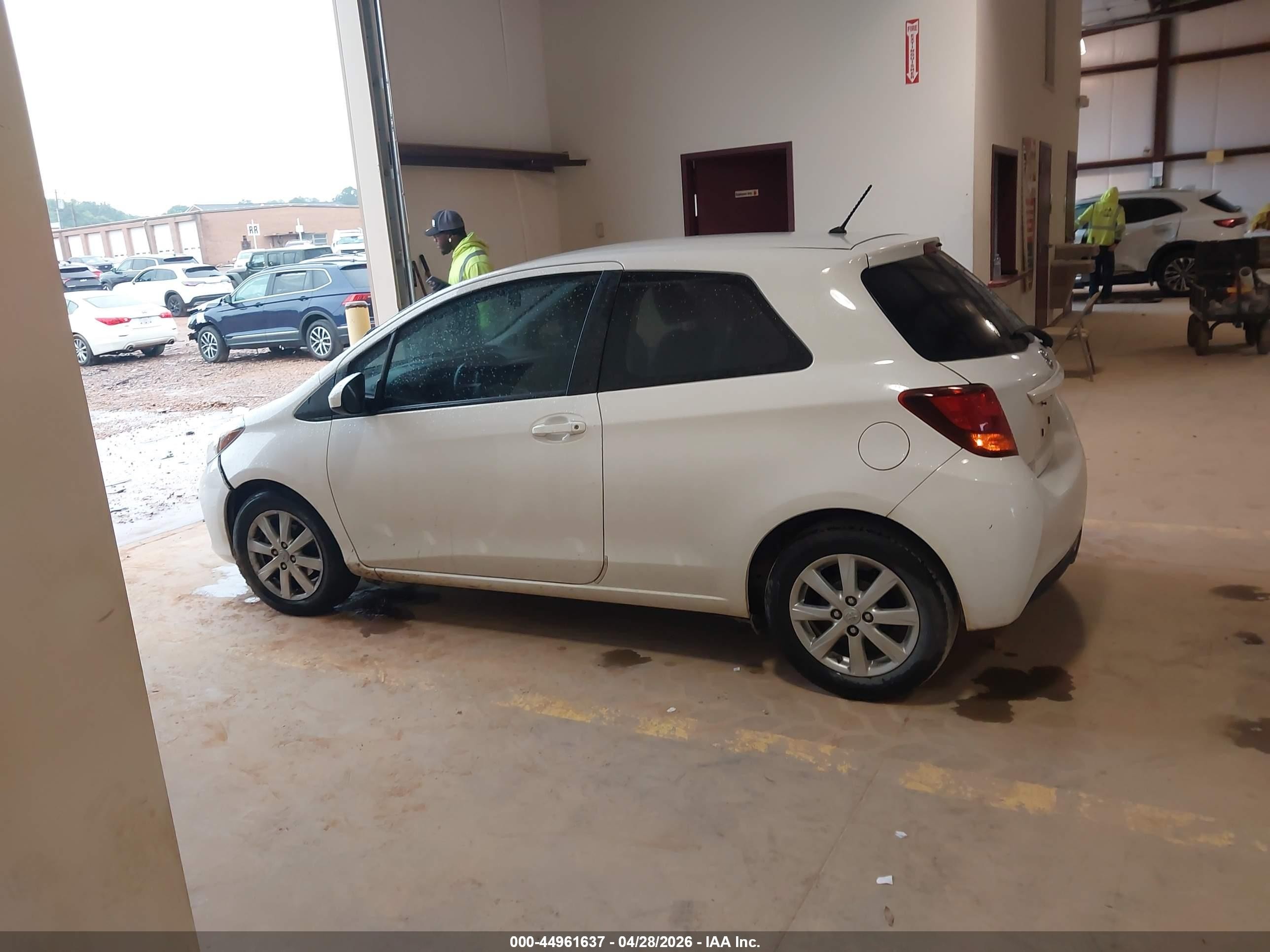 2015 Toyota Yaris Le Белый vin: VNKJTUD30FA055761