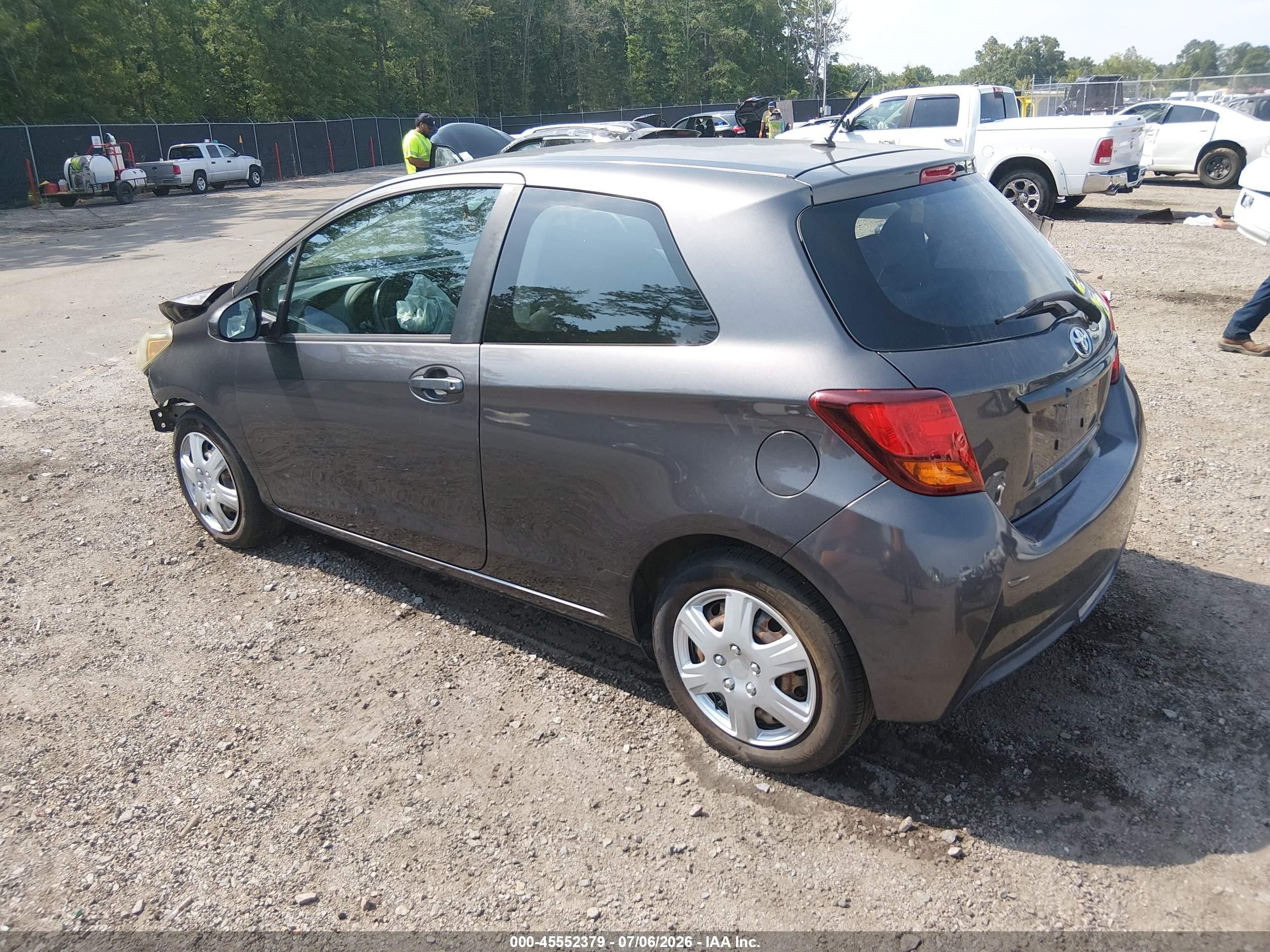 2015 Toyota Yaris L Серый vin: VNKJTUD32FA018131