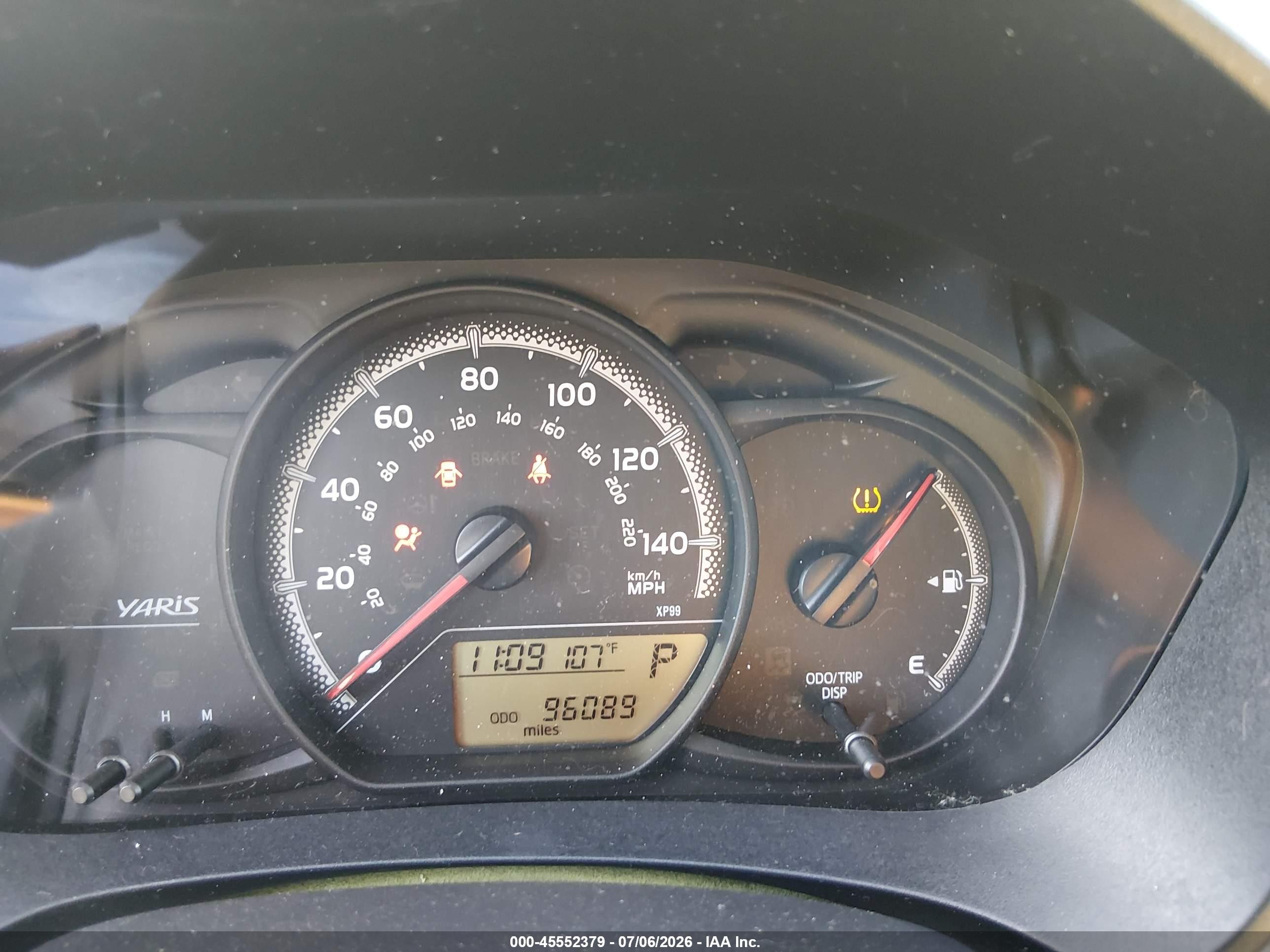 2015 Toyota Yaris L Серый vin: VNKJTUD32FA018131