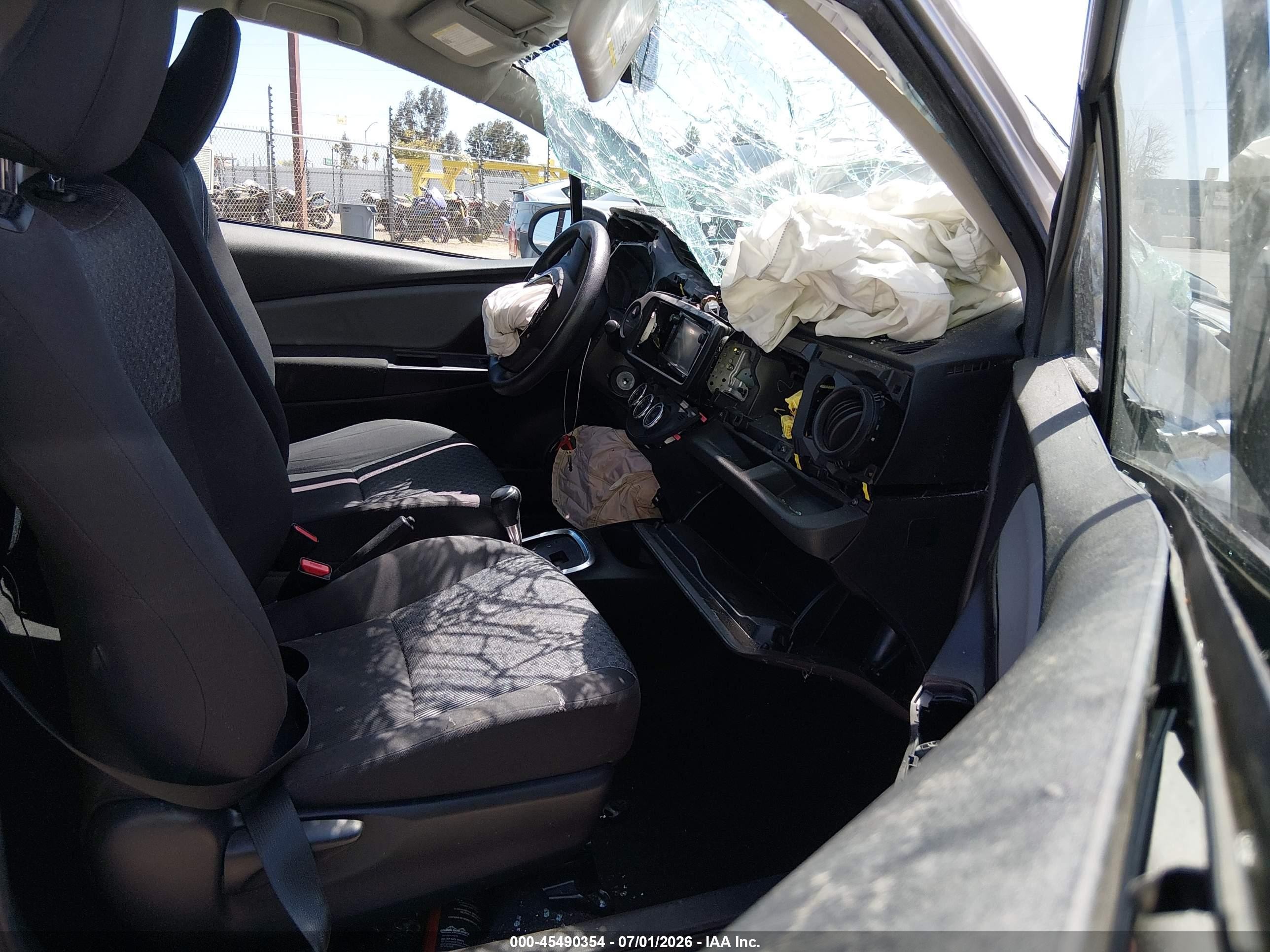 2015 Toyota Yaris L Silver vin: VNKJTUD35FA028779