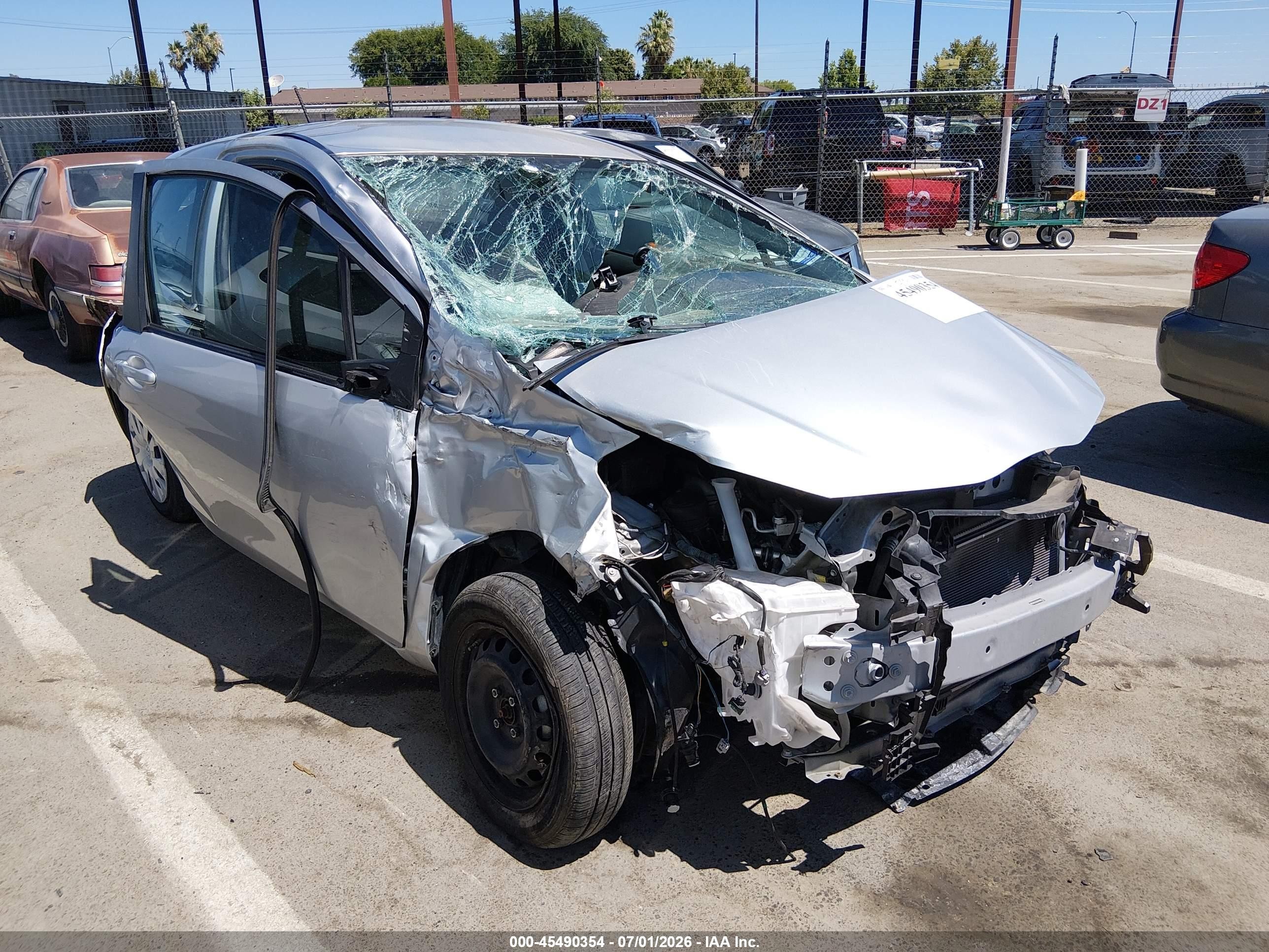 2015 Toyota Yaris L Silver vin: VNKJTUD35FA028779