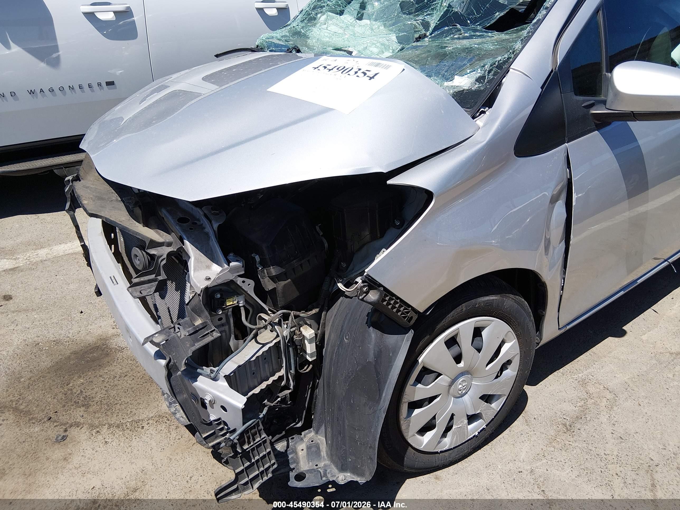 2015 Toyota Yaris L Silver vin: VNKJTUD35FA028779