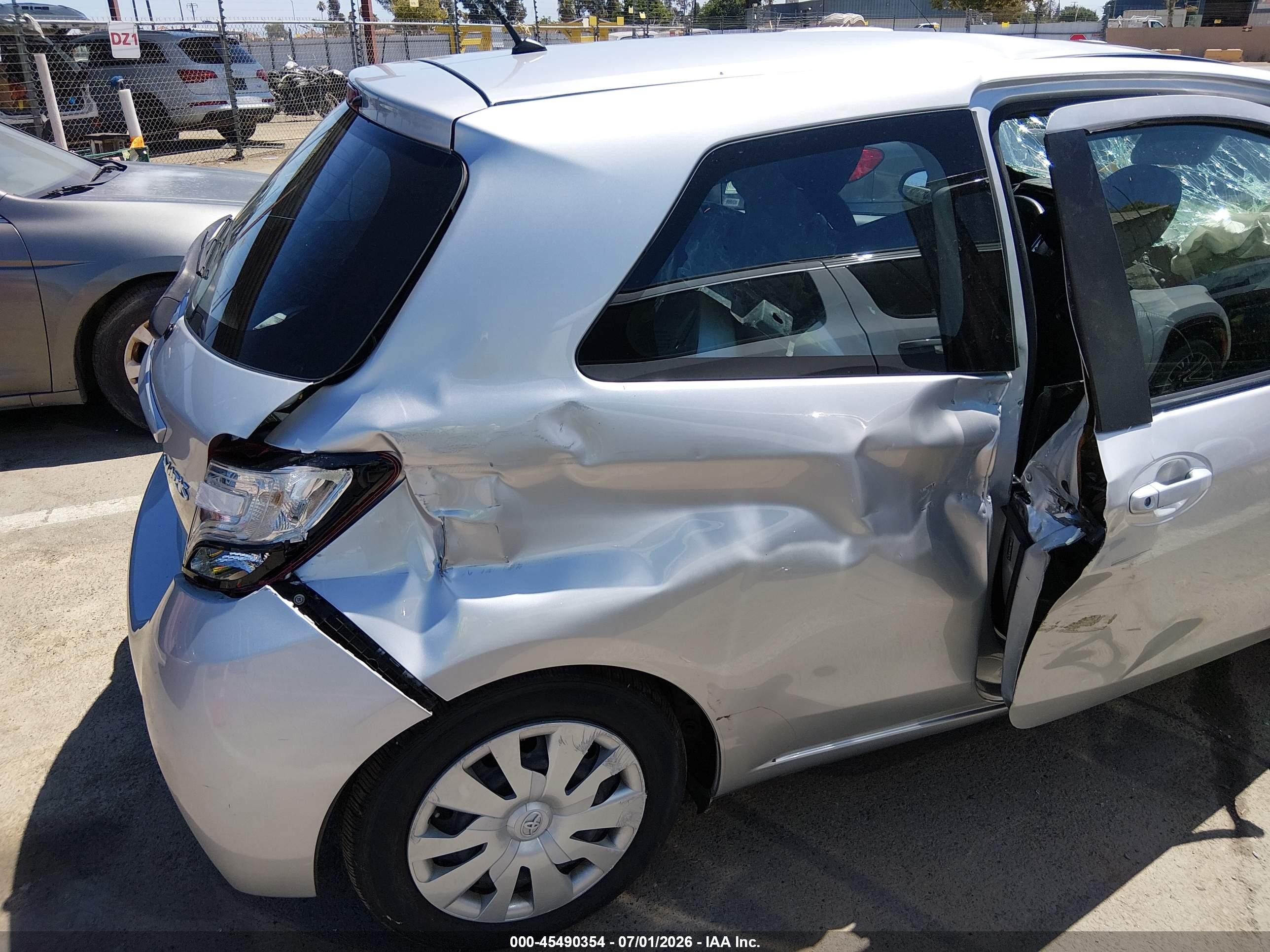 2015 Toyota Yaris L Silver vin: VNKJTUD35FA028779