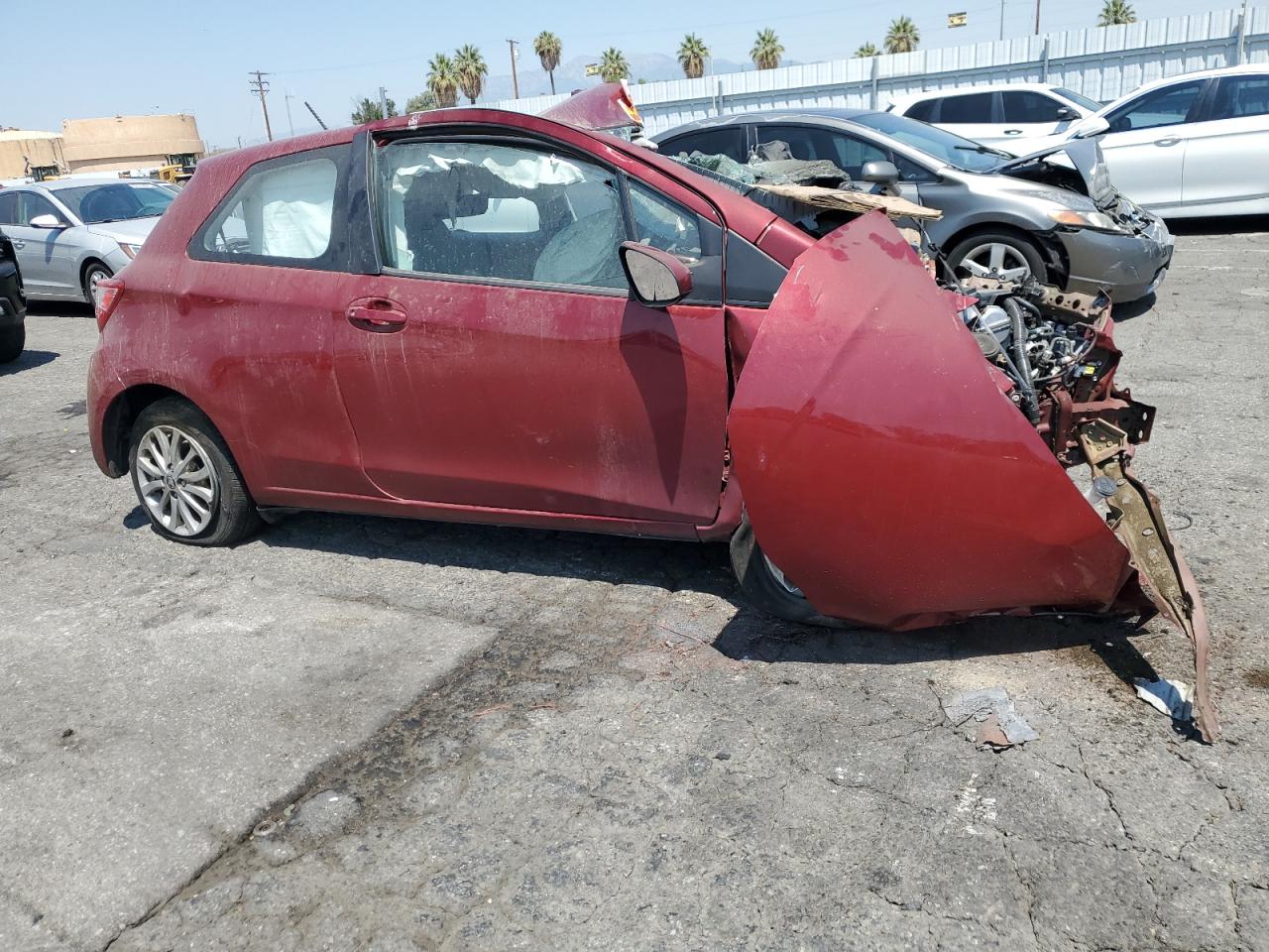 2018 Toyota Yaris L Красный vin: VNKJTUD35JA095813