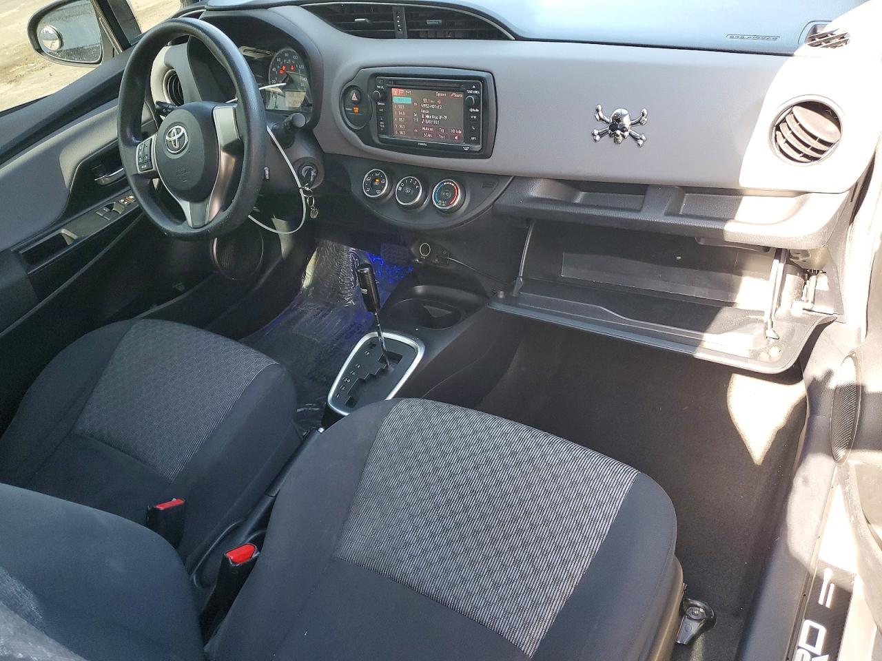 2015 Toyota Yaris 3-door Le Белый vin: VNKJTUD3XFA049577