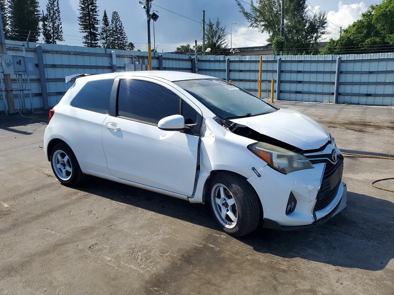 2015 Toyota Yaris 3-door Le Белый vin: VNKJTUD3XFA049577