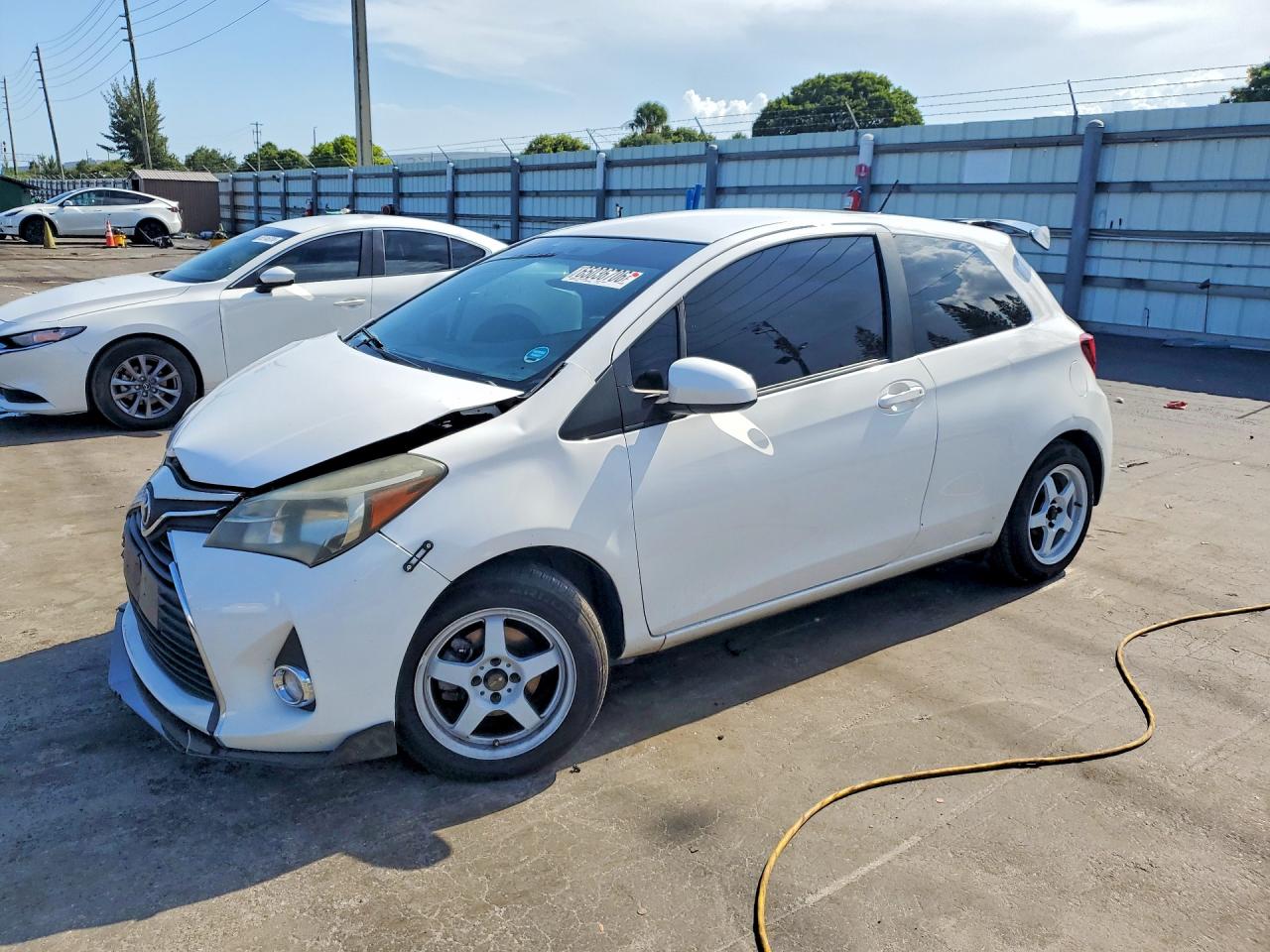 2015 Toyota Yaris 3-door Le Белый vin: VNKJTUD3XFA049577