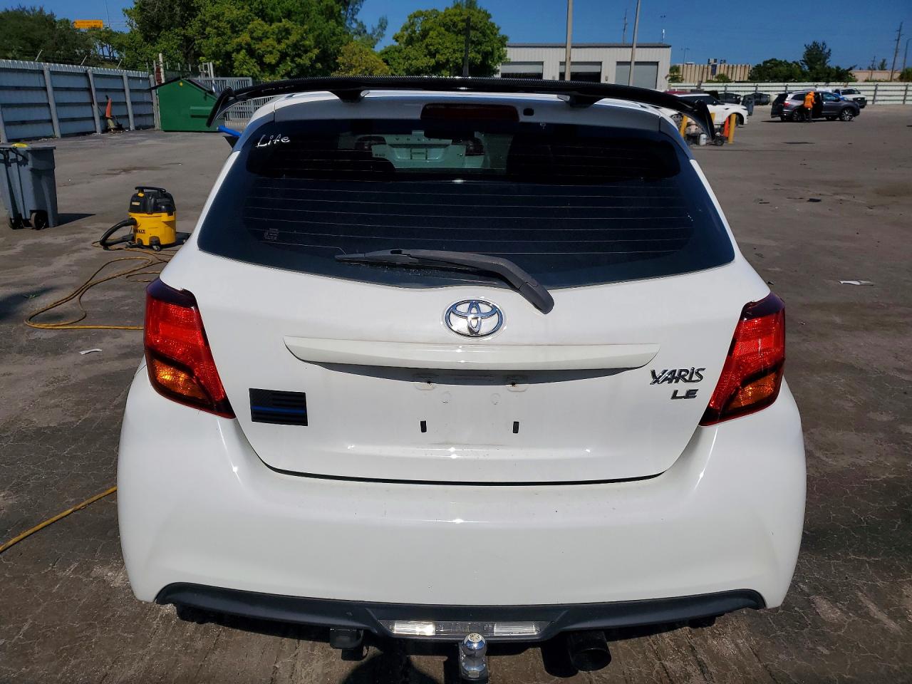 2015 Toyota Yaris 3-door Le Белый vin: VNKJTUD3XFA049577