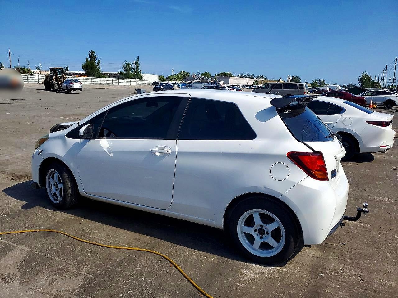 2015 Toyota Yaris 3-door Le Белый vin: VNKJTUD3XFA049577