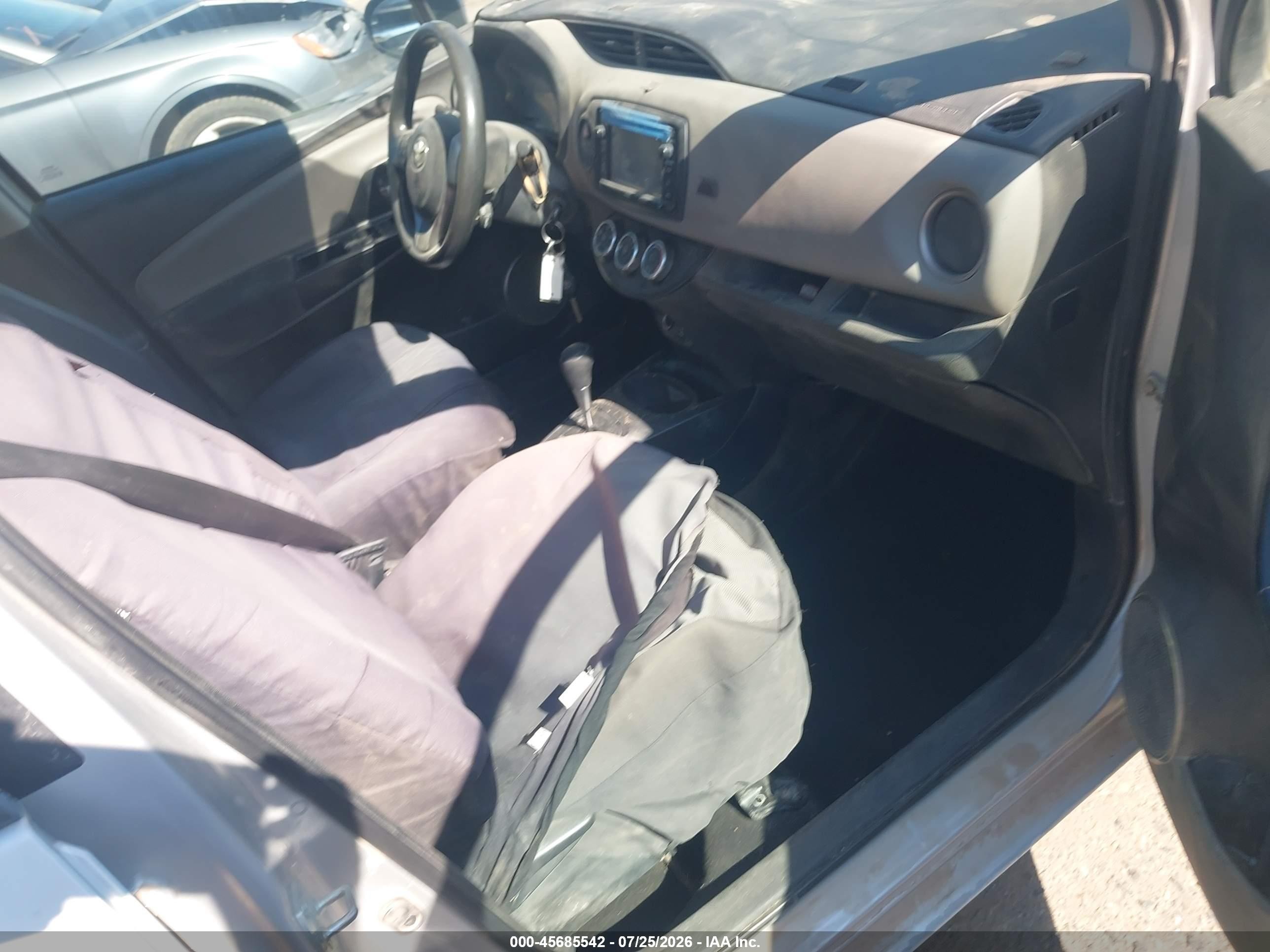 2015 Toyota Yaris Le Silver vin: VNKKTUD30FA014910