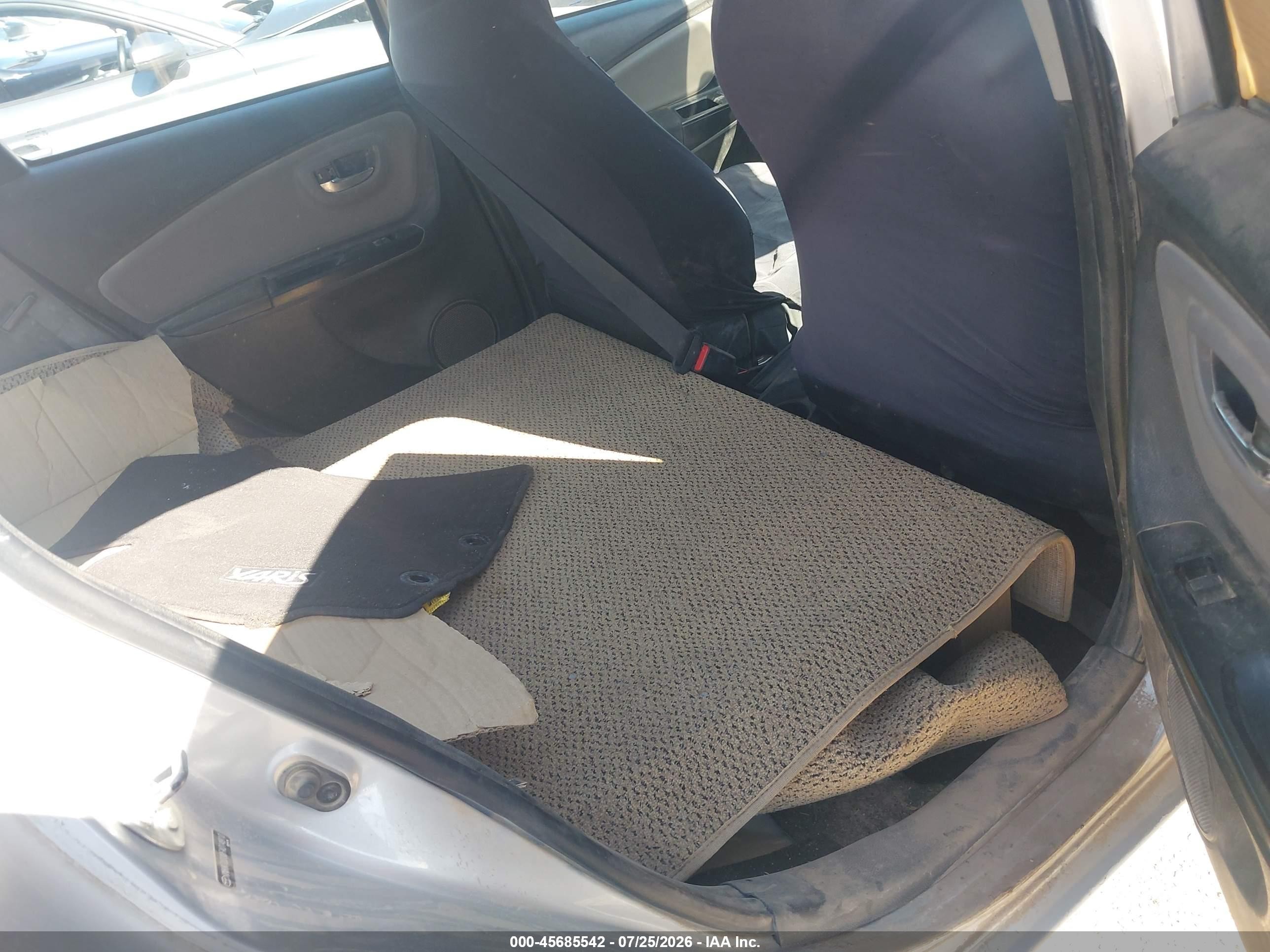 2015 Toyota Yaris Le Silver vin: VNKKTUD30FA014910