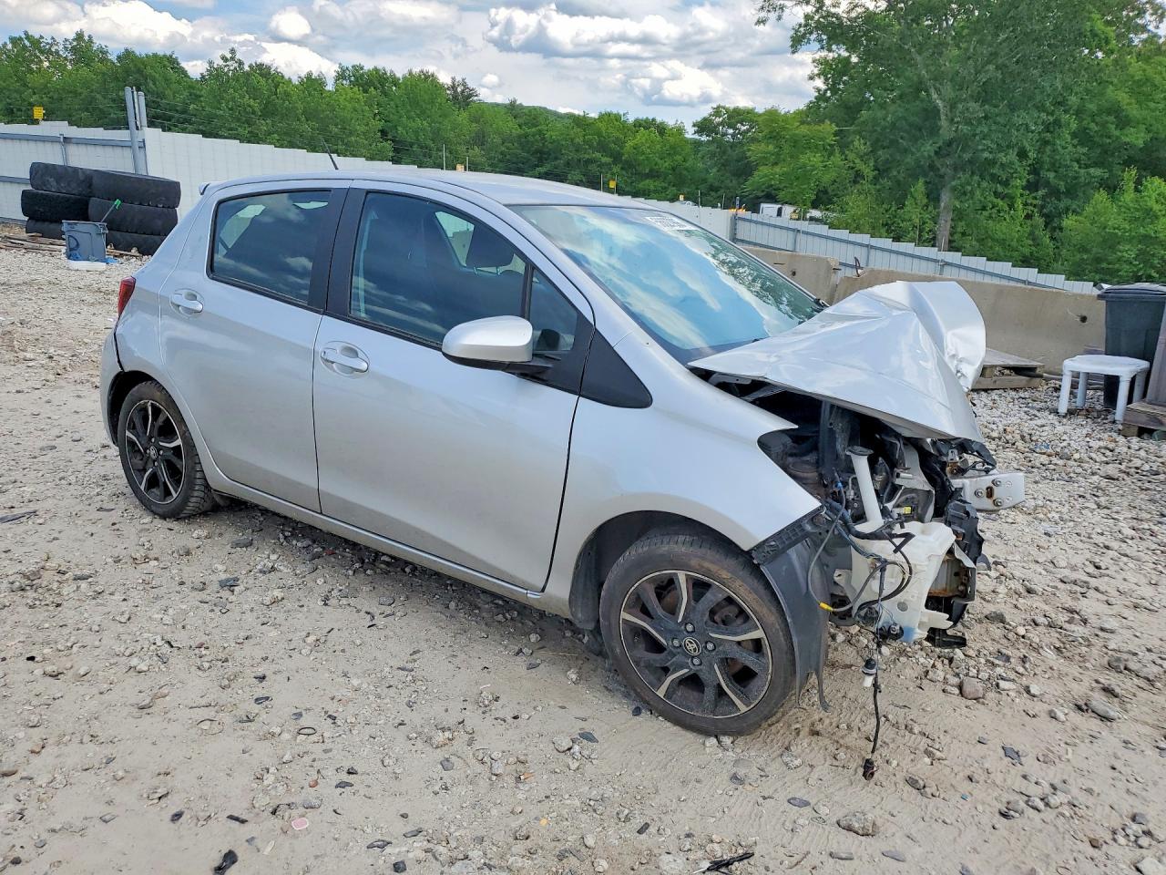 2015 Toyota Yaris 5-door Se Silver vin: VNKKTUD30FA038916