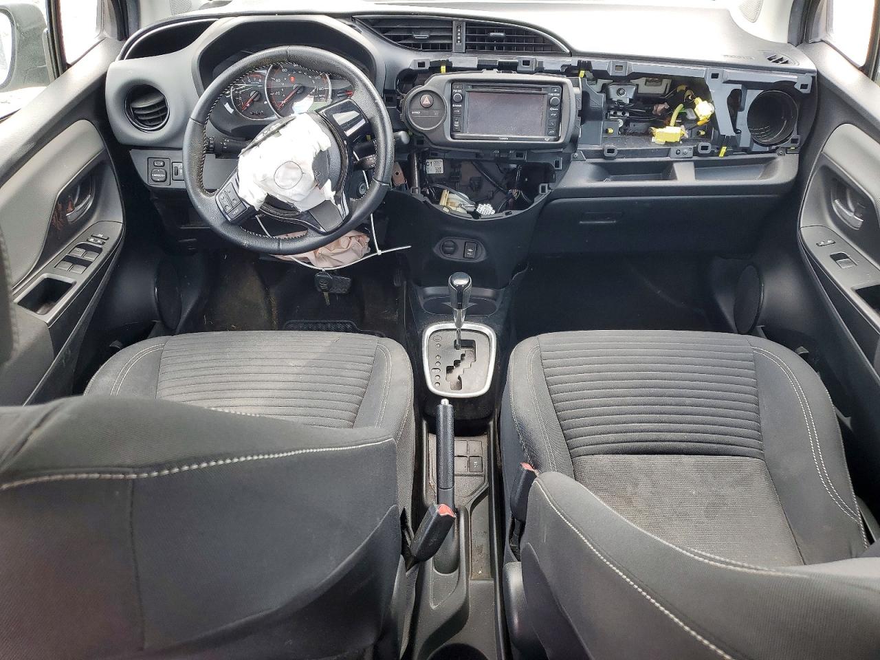 2015 Toyota Yaris 5-door Se Silver vin: VNKKTUD30FA038916