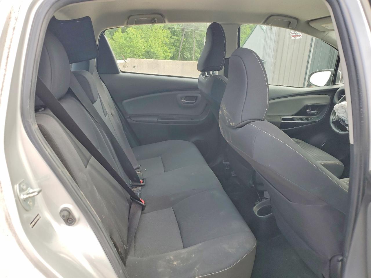 2015 Toyota Yaris 5-door Se Silver vin: VNKKTUD30FA038916