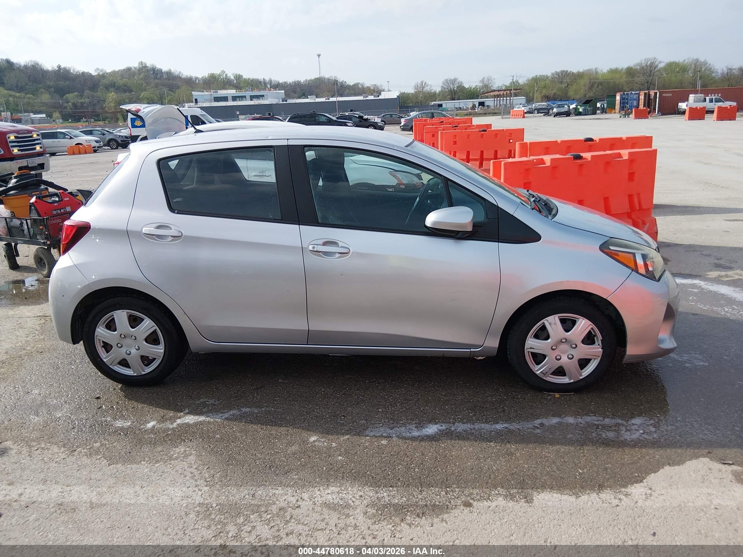 2015 Toyota Yaris L Silver vin: VNKKTUD30FA043775