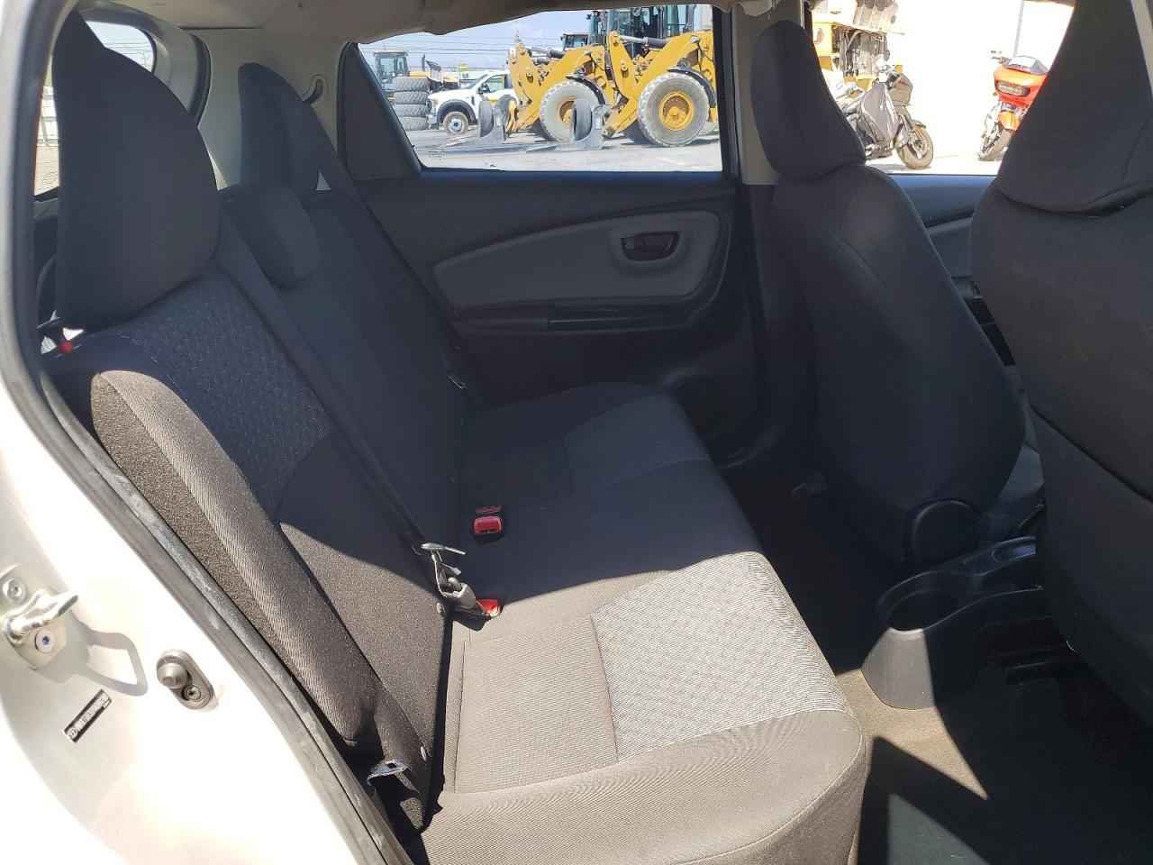 2017 Toyota Yaris 5-door L Fleet Серебряный vin: VNKKTUD30HA080280