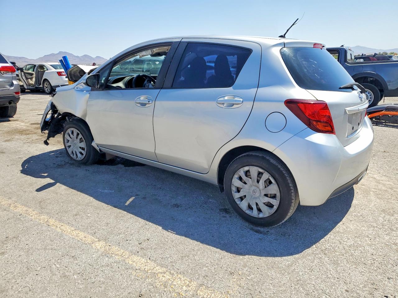 2017 Toyota Yaris 5-door L Fleet Серебряный vin: VNKKTUD30HA080280
