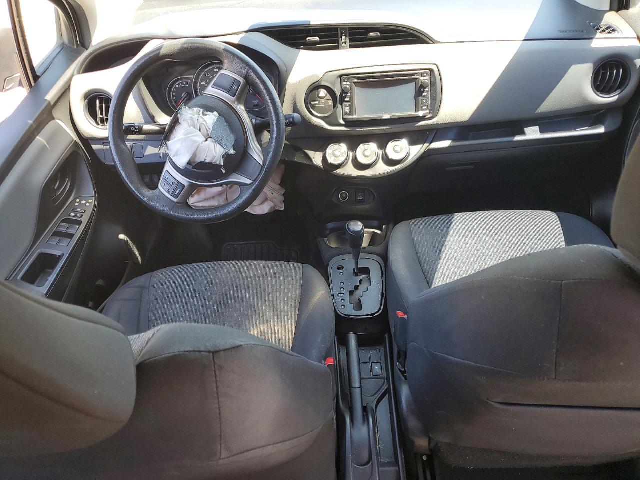 2017 Toyota Yaris 5-door L Fleet Серебряный vin: VNKKTUD30HA080280