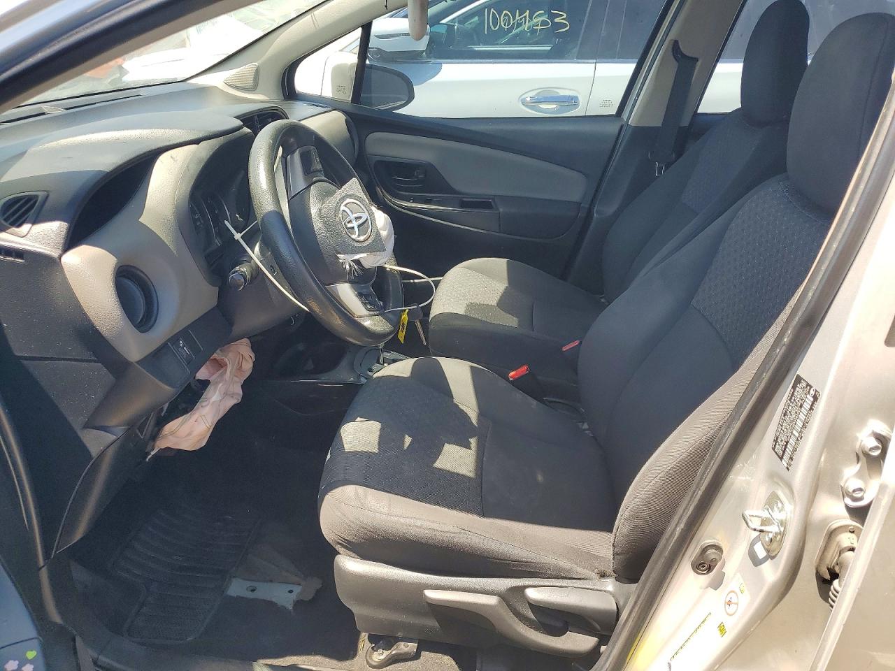 2017 Toyota Yaris 5-door L Fleet Серебряный vin: VNKKTUD30HA080280