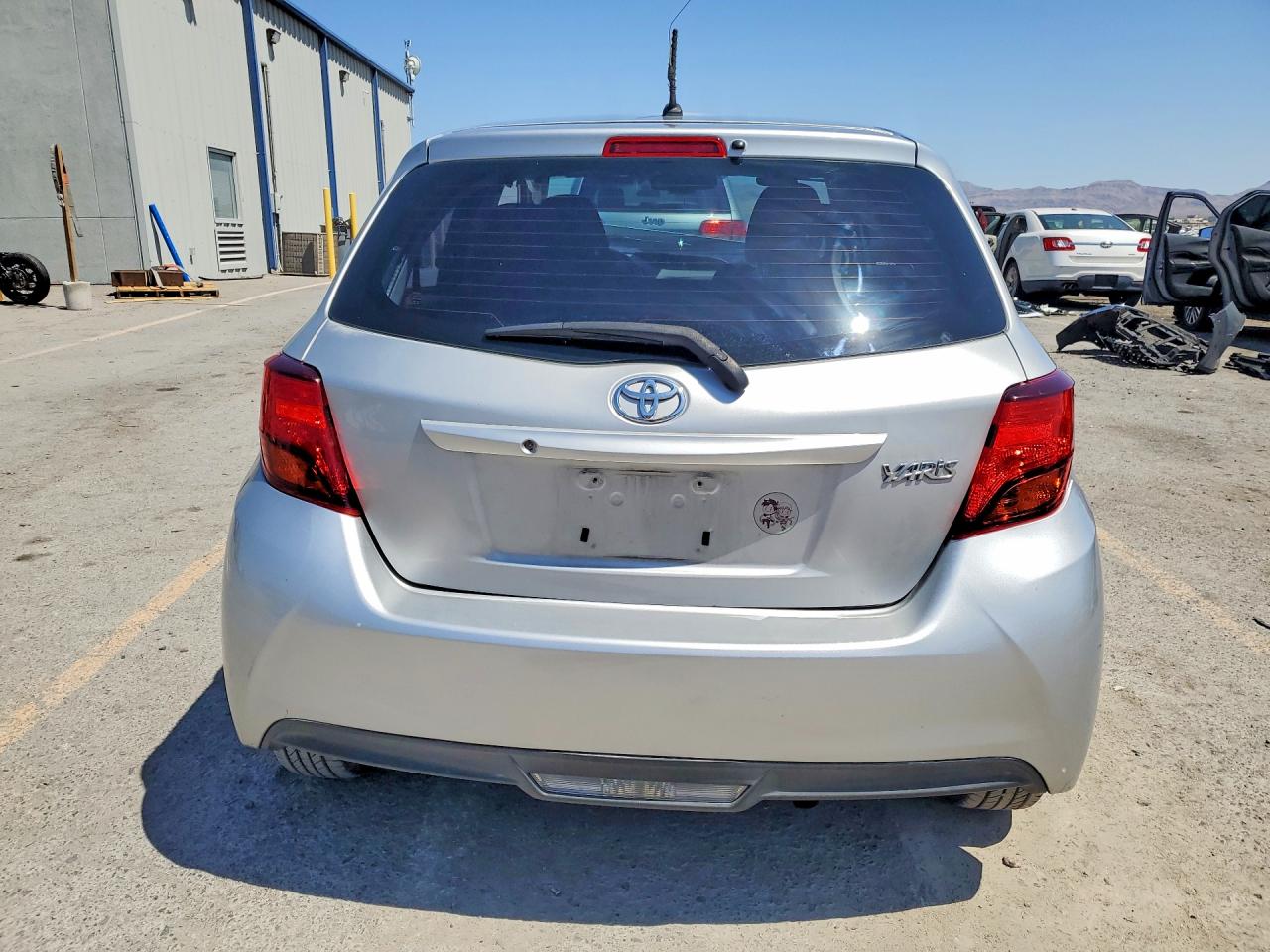 2017 Toyota Yaris 5-door L Fleet Серебряный vin: VNKKTUD30HA080280