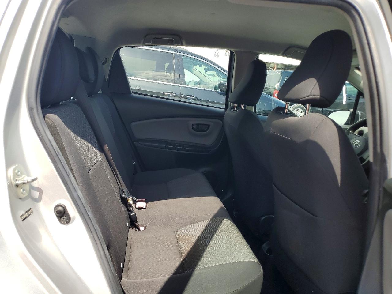 2015 Toyota Yaris 5-door L Silver vin: VNKKTUD31FA025110
